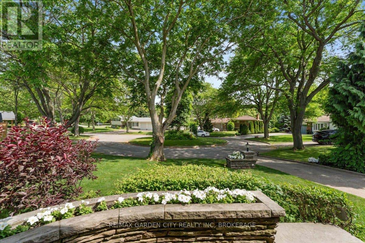 7 GLENAYR PLACE — St. Catharines (Glendale/Glenridge), Ontario - Photo 4 of 48