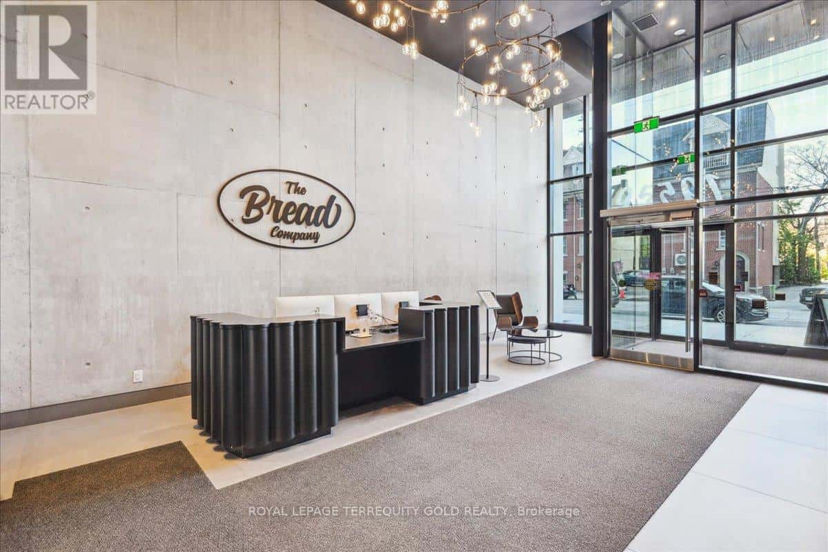 195 McCaul Street East 2003