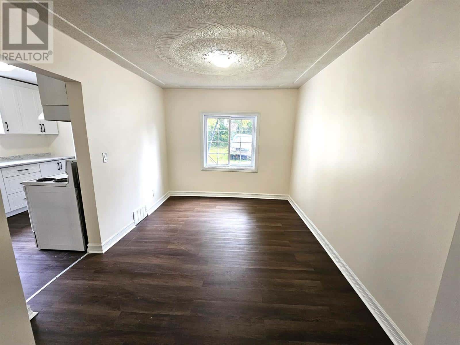 104 London ST — Sault Ste. Marie, Ontario - Photo 5 of 17