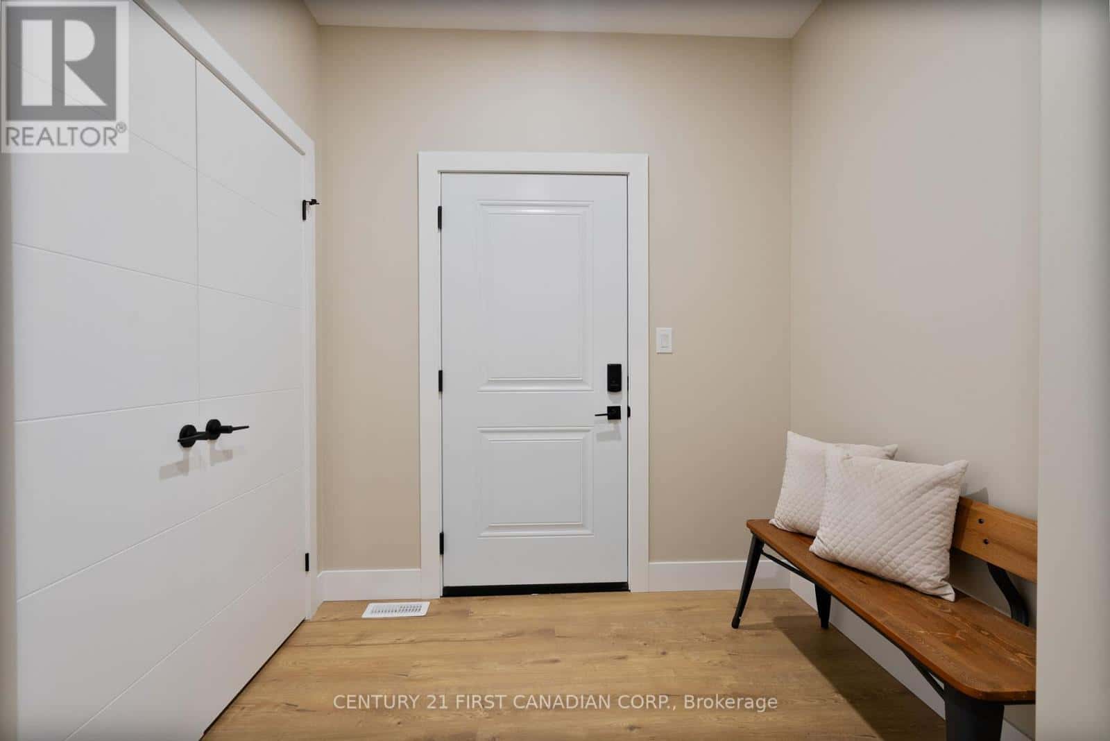 25 SHELDABREN STREET — North Middlesex (Ailsa Craig), Ontario - Photo 4 of 36