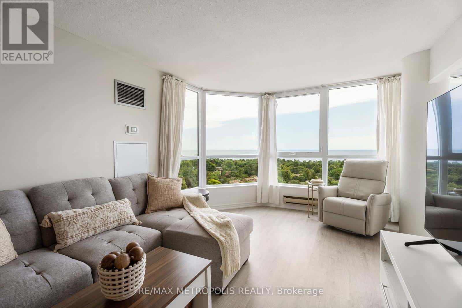 1707 - 3233 EGLINTON AVENUE E — Toronto (Scarborough Village), Ontario - Photo 3 of 37