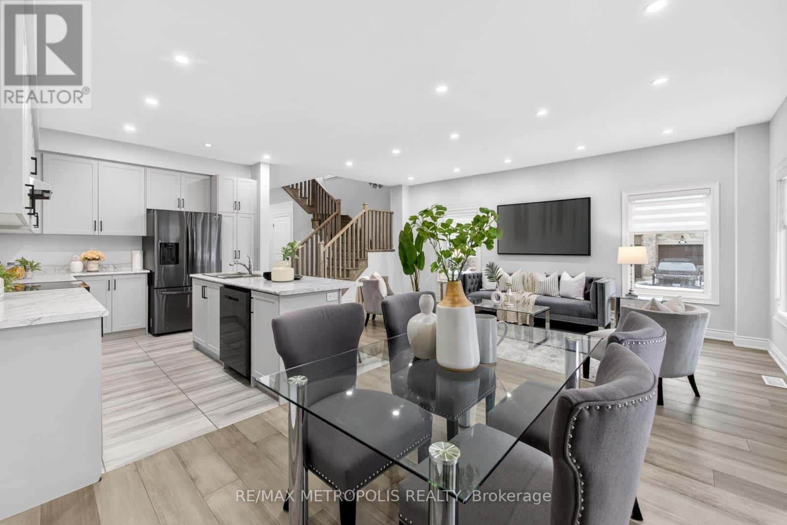 32 BALLINGER WAY — Uxbridge, Ontario - Photo 4 of 43