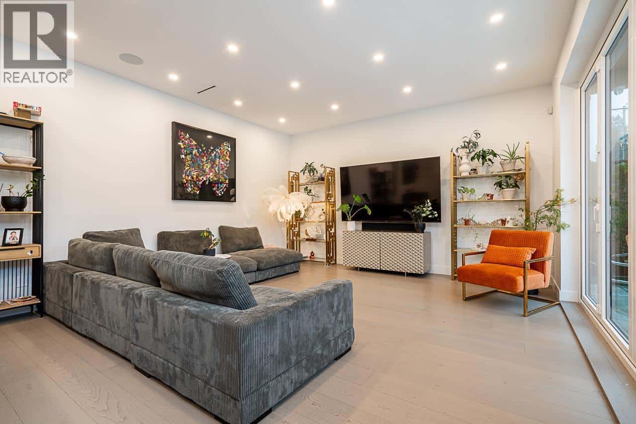 1026 BELMONT AVENUE — North Vancouver, British Columbia - Photo 5 of 40