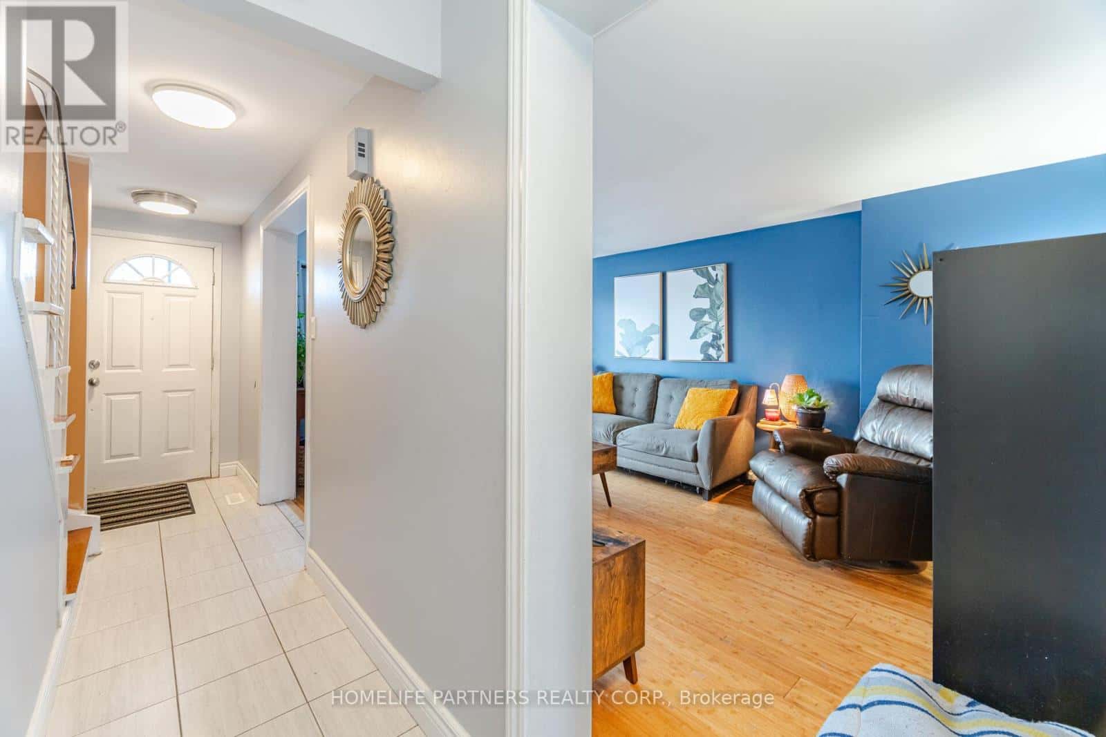 7695 PRIORY CRESCENT — Mississauga (Malton), Ontario - Photo 4 of 37