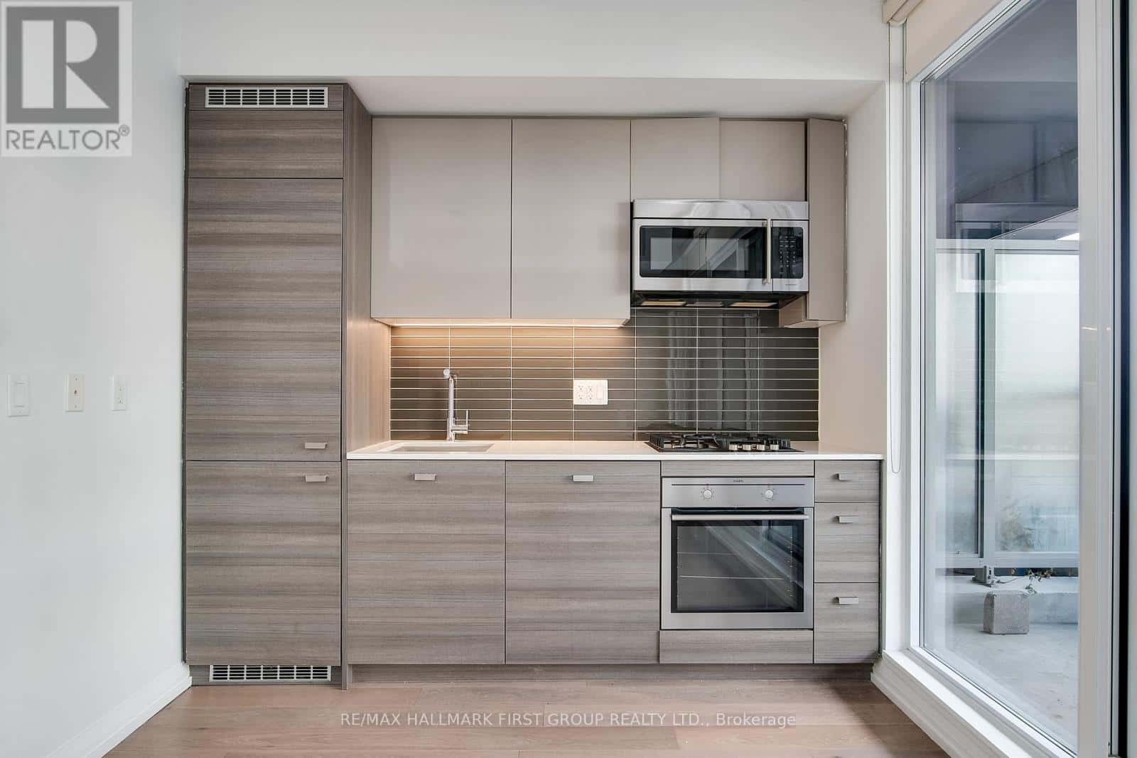 401 - 835 ST CLAIR AVENUE W — Toronto (Wychwood), Ontario - Photo 4 of 20