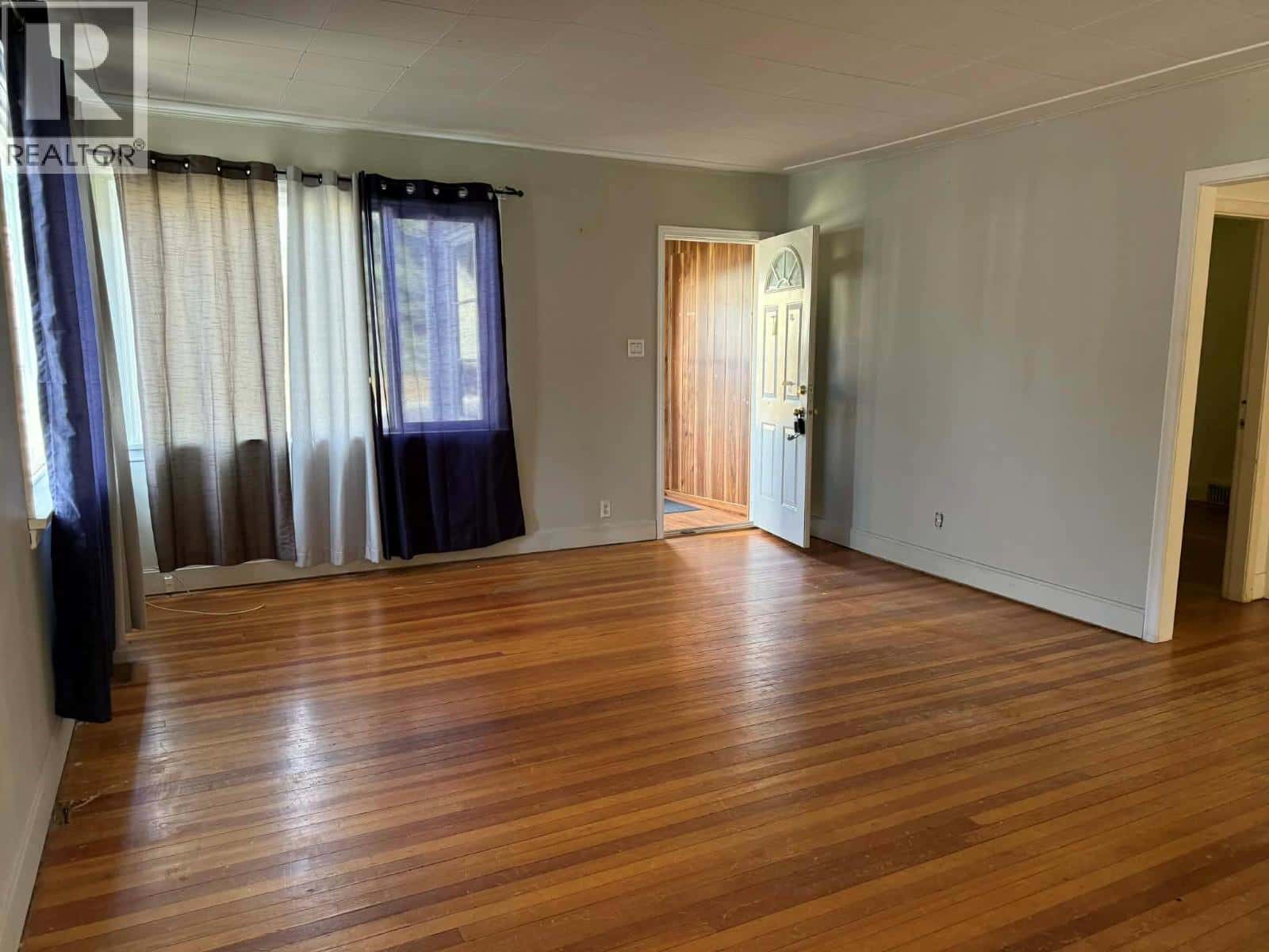 168 CRESCENT Street — Castlegar, British Columbia - Photo 4 of 15