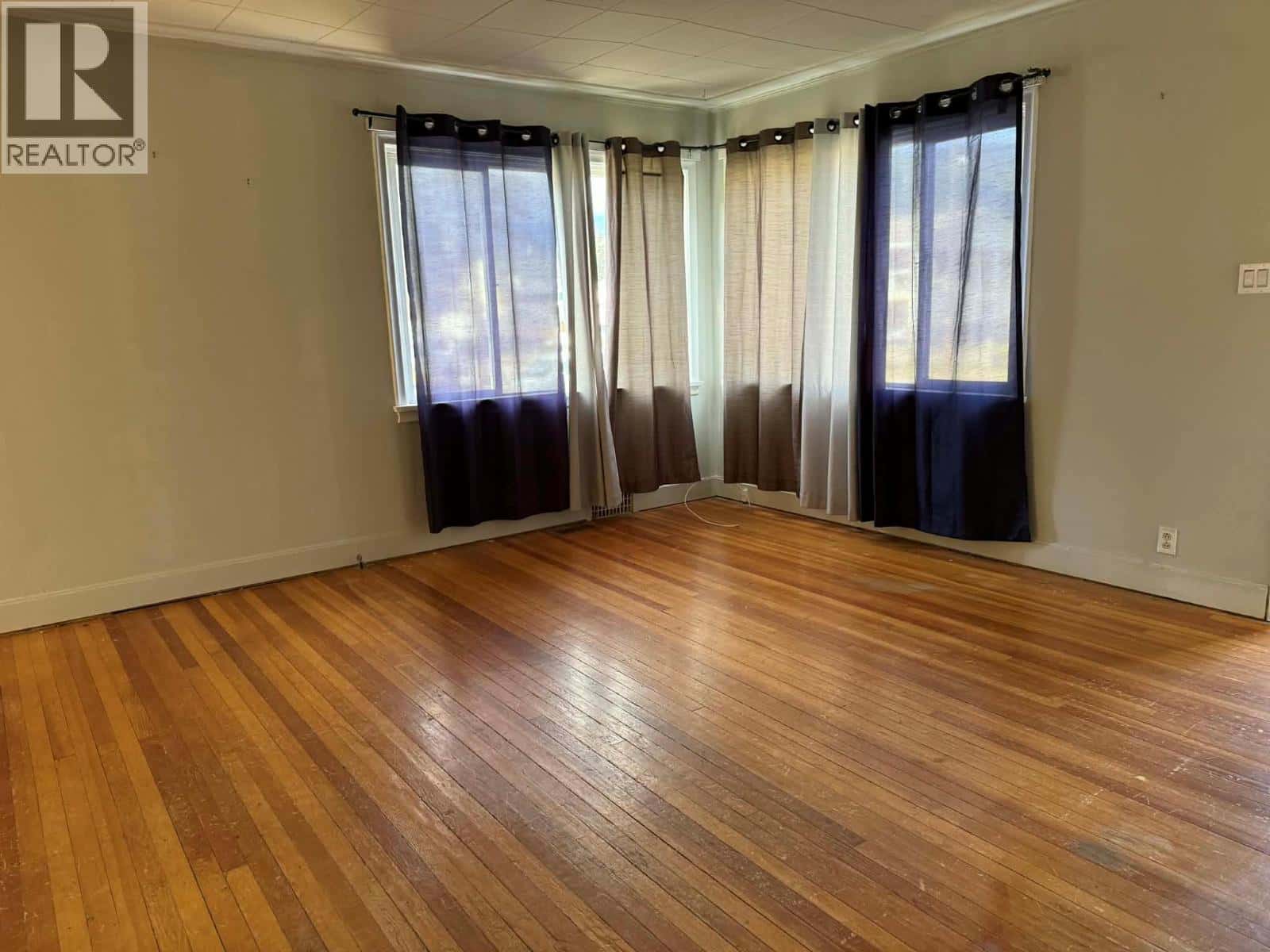 168 CRESCENT Street — Castlegar, British Columbia - Photo 5 of 15