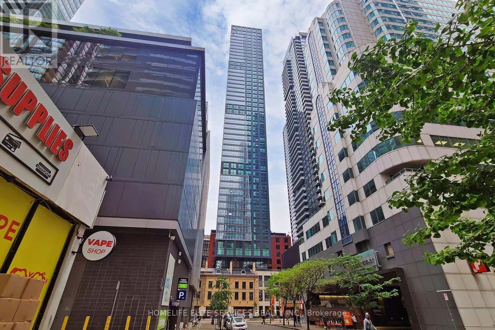 703 - 327 KING STREET W — Toronto (Waterfront Communities), Ontario - Photo 2 of 50