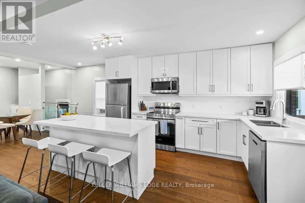 18 PARK ROW N — Hamilton (Crown Point), Ontario - Photo 3 of 40