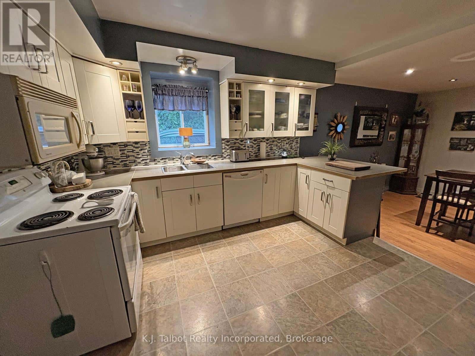 82044 BLUEWATER HIGHWAY — Ashfield-Colborne-Wawanosh (Colborne), Ontario - Photo 4 of 18