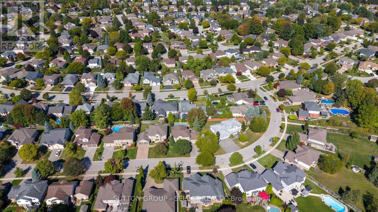 15 MARCUS CRESCENT — London North (North A), Ontario - Photo 5 of 48