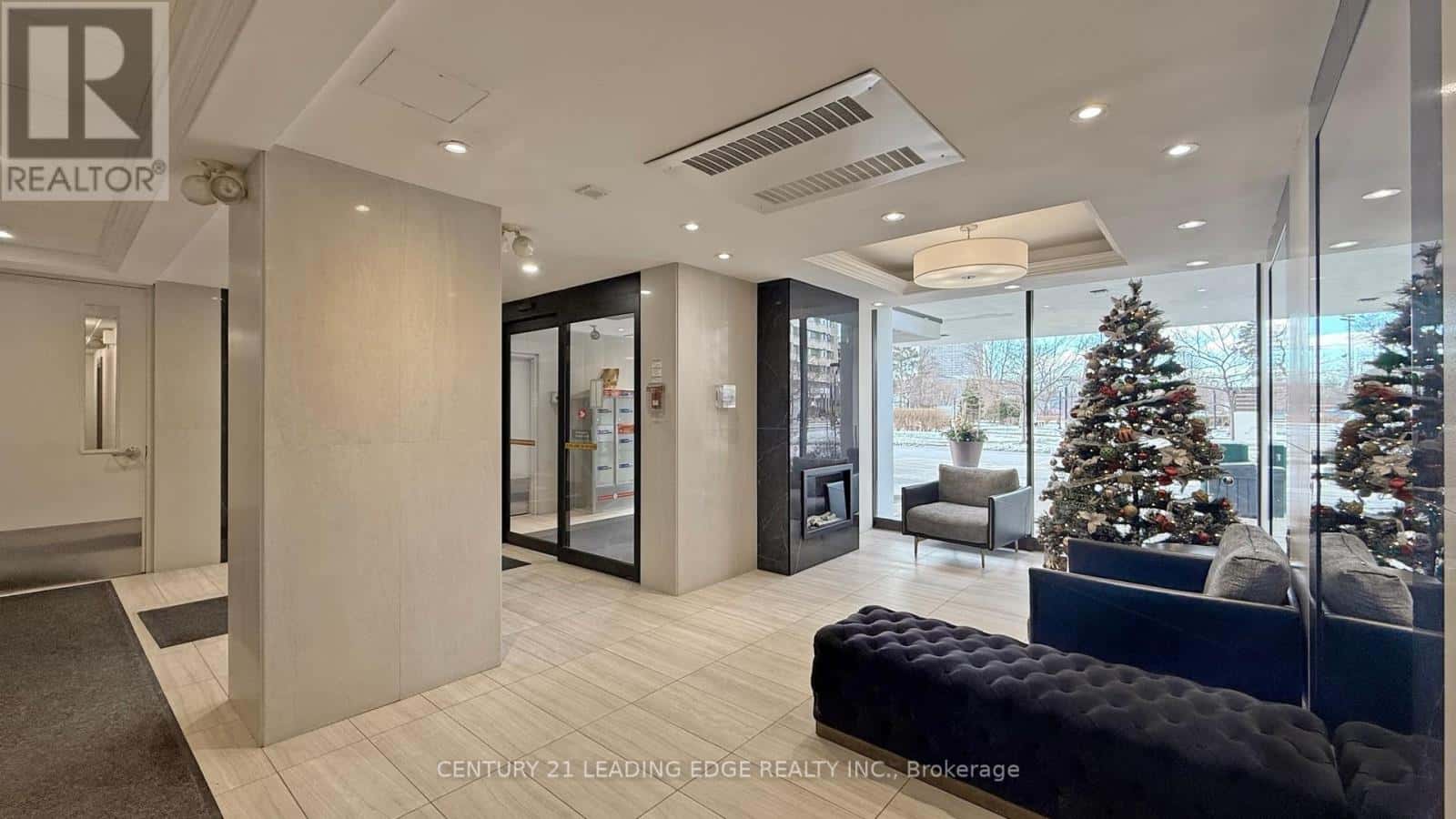 2507 - 725 DON MILLS ROAD — Toronto (Flemingdon Park), Ontario - Photo 2 of 27