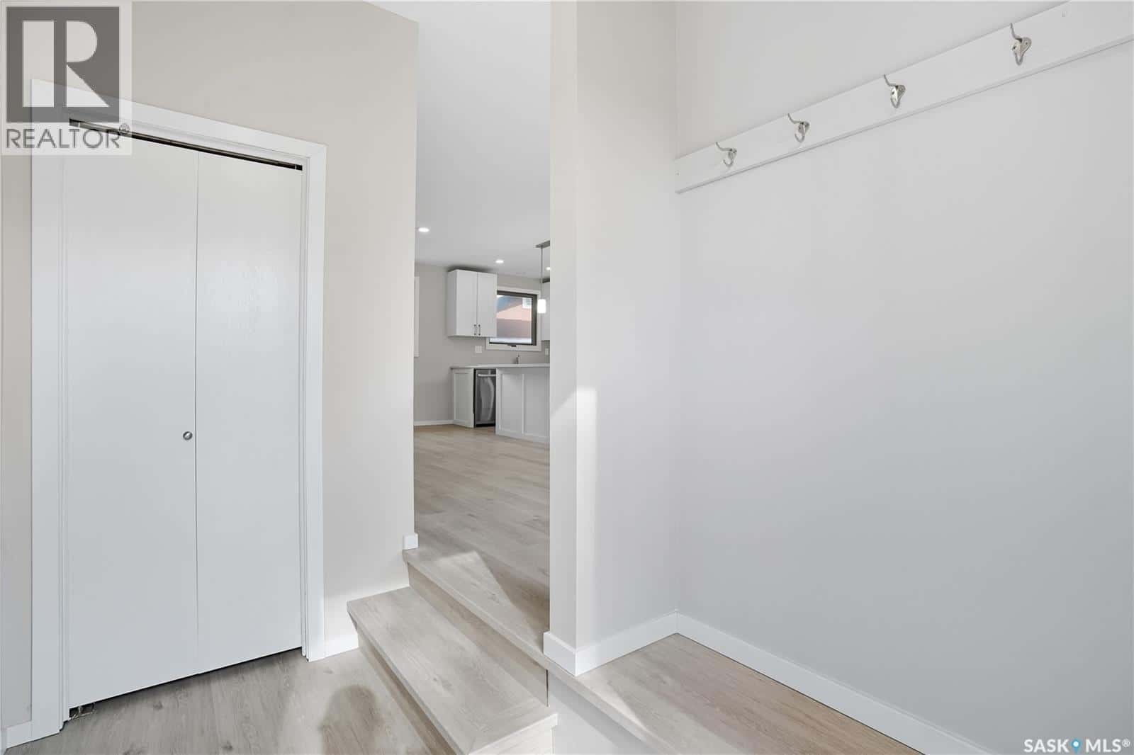 42 Aitken CRESCENT — Regina, Saskatchewan - Photo 2 of 44