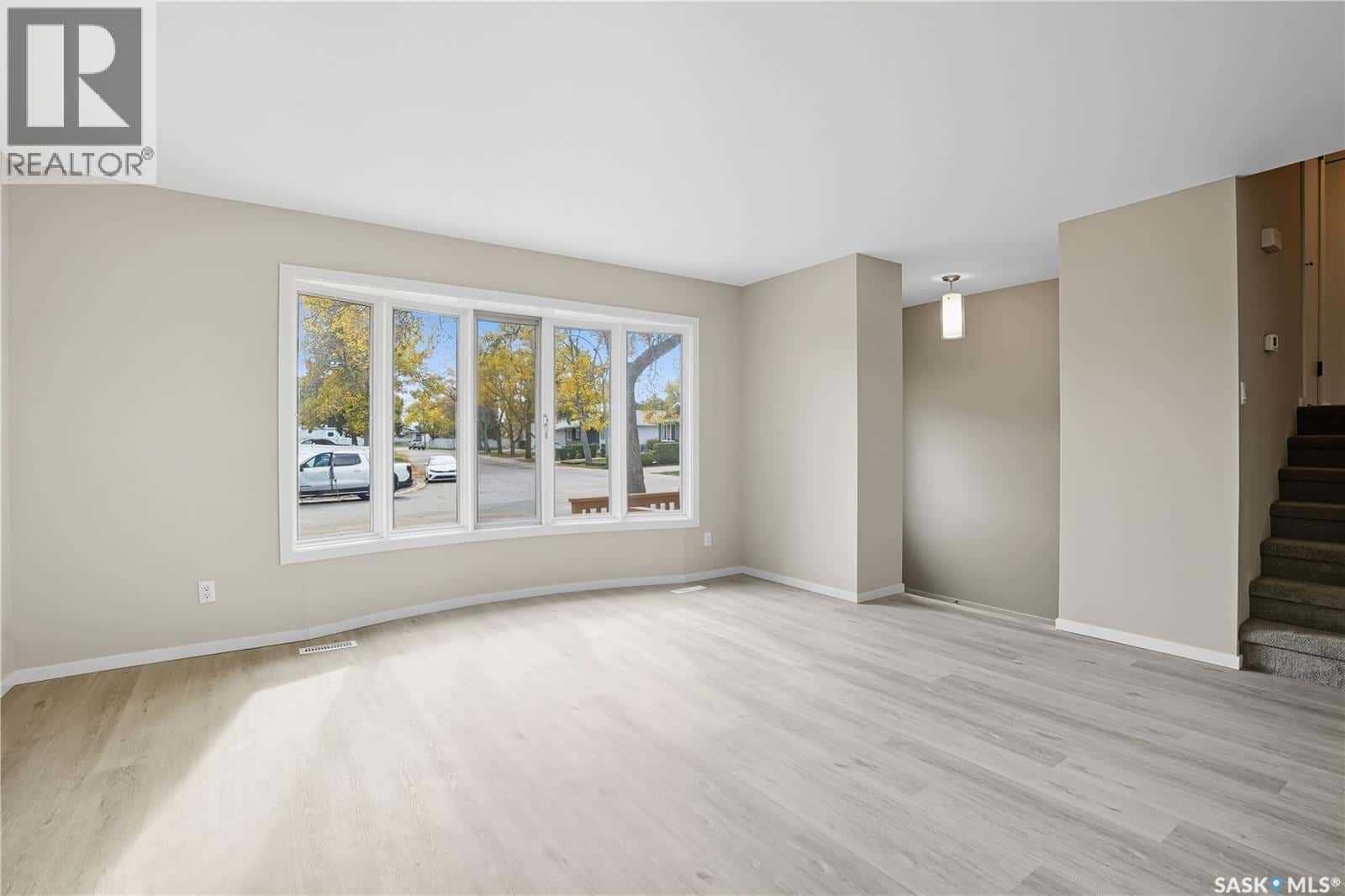 42 Aitken CRESCENT — Regina, Saskatchewan - Photo 3 of 44