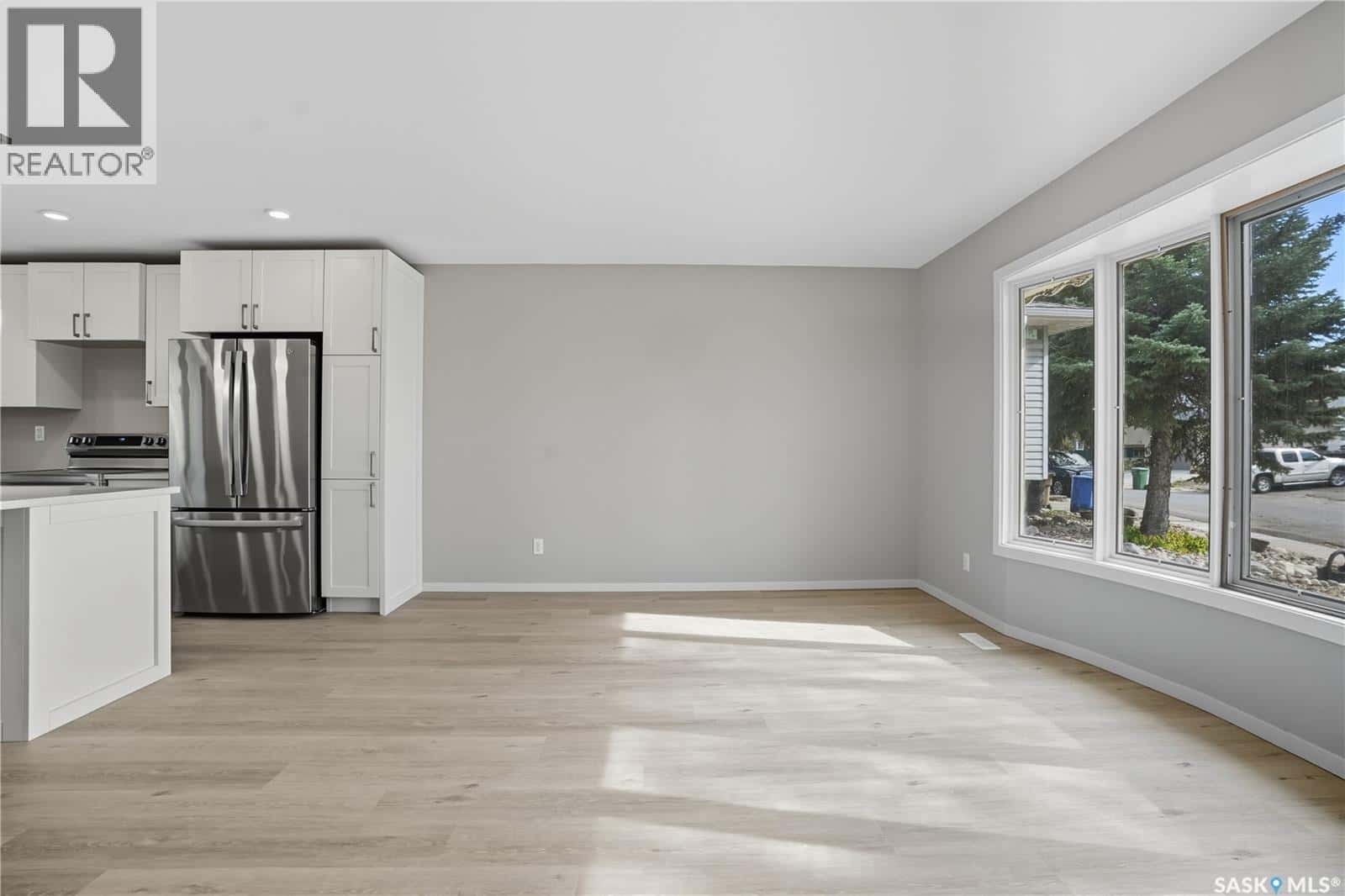 42 Aitken CRESCENT — Regina, Saskatchewan - Photo 4 of 44