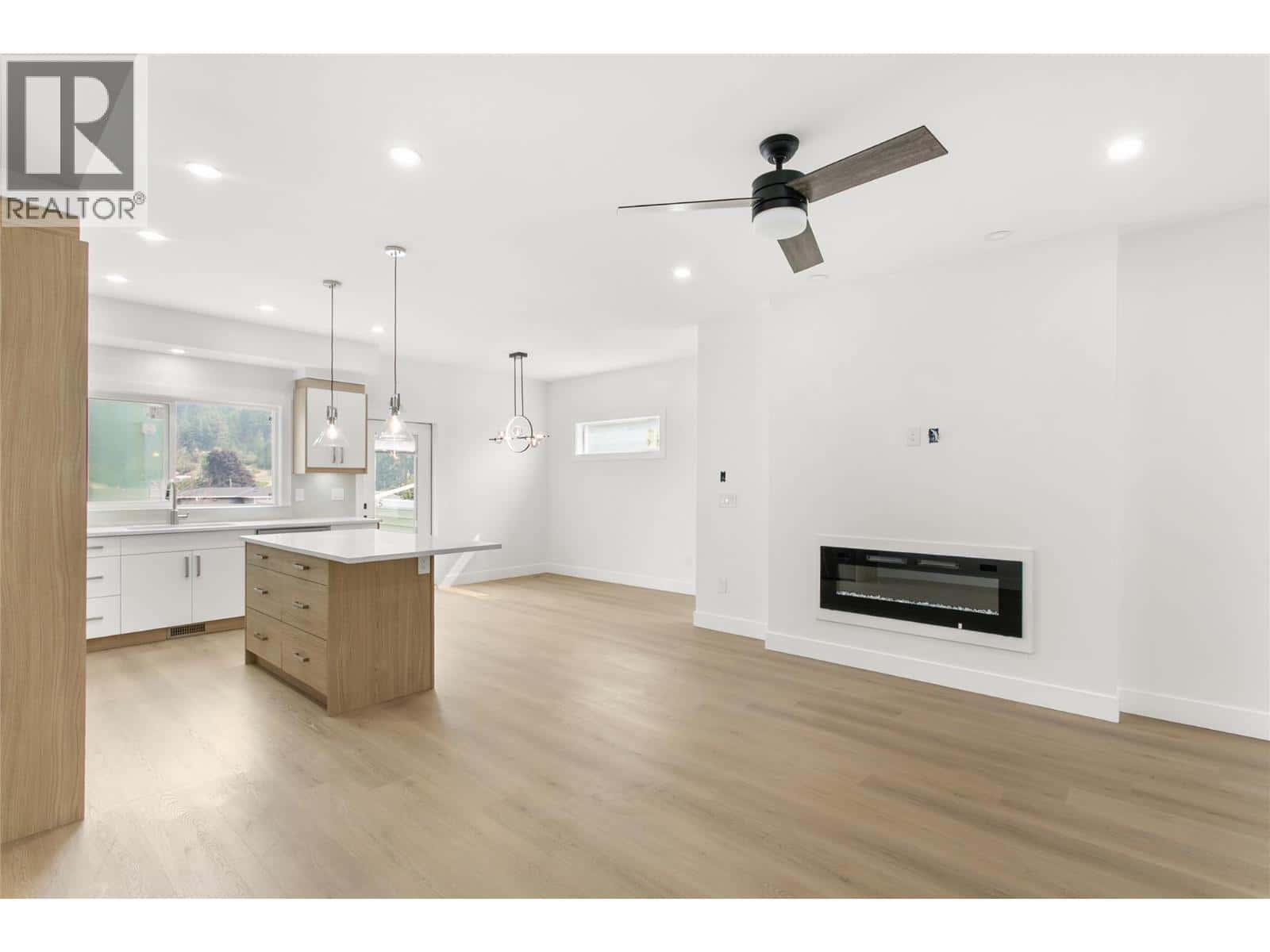 2711 Hewl Road — West Kelowna, British Columbia - Photo 3 of 51