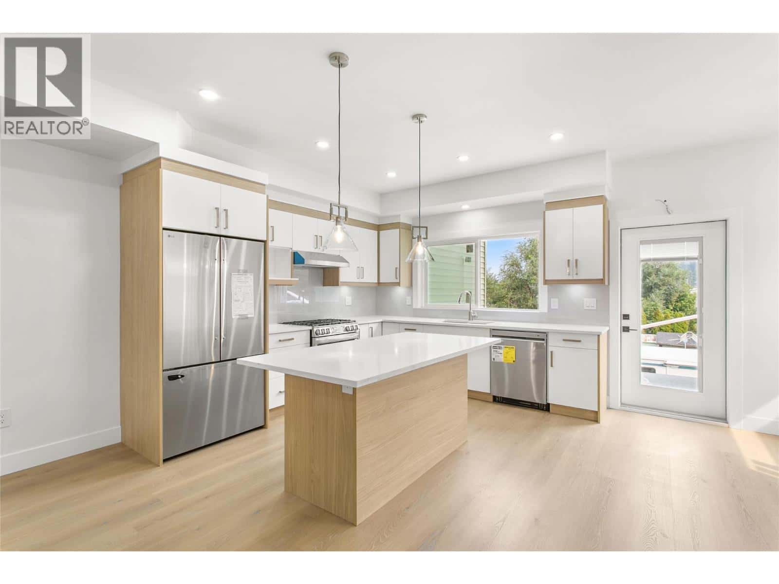 2711 Hewl Road — West Kelowna, British Columbia - Photo 5 of 51