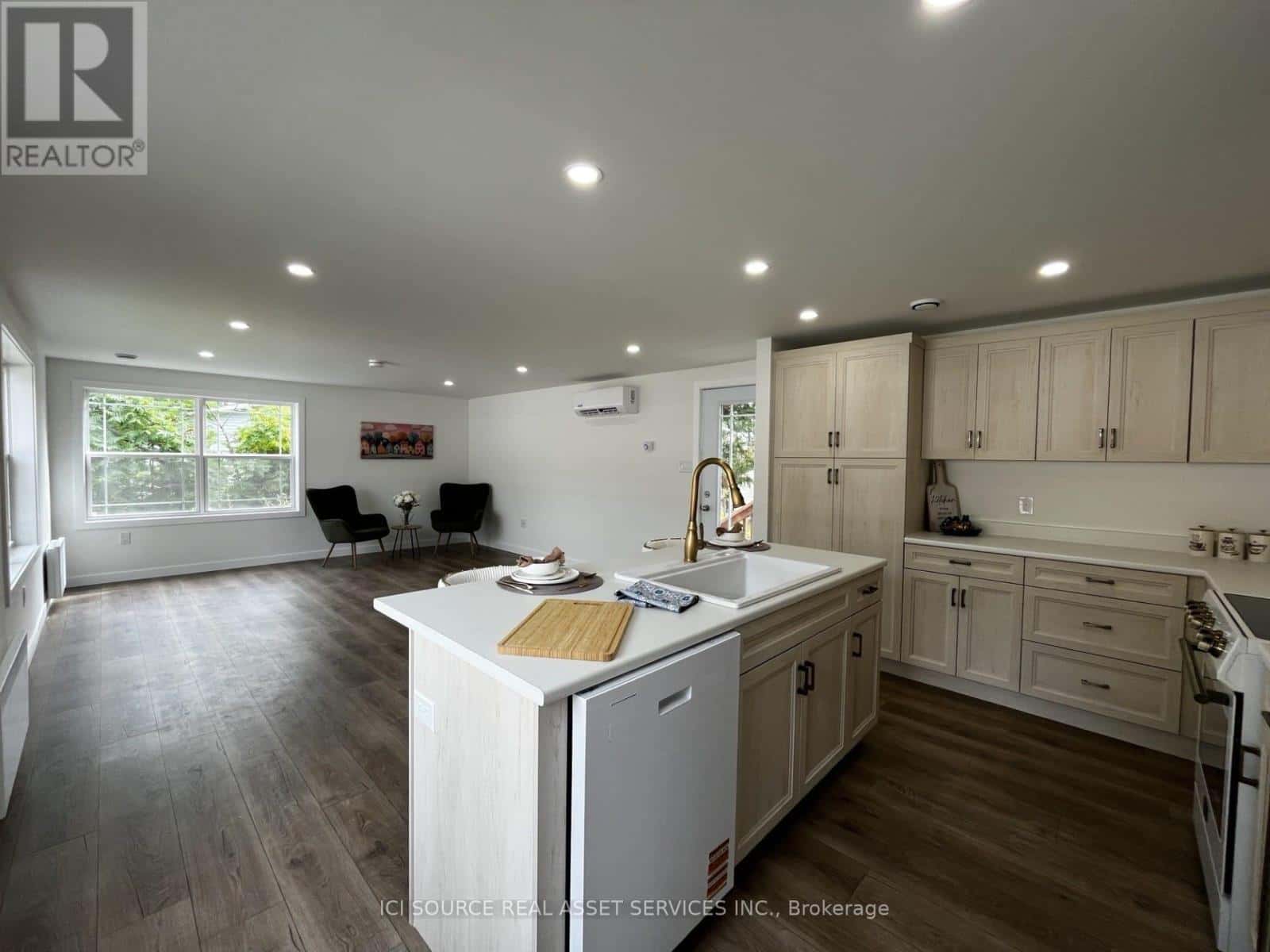 305 - 8250 COUNTY RD 17 — Clarence-Rockland, Ontario - Photo 3 of 18