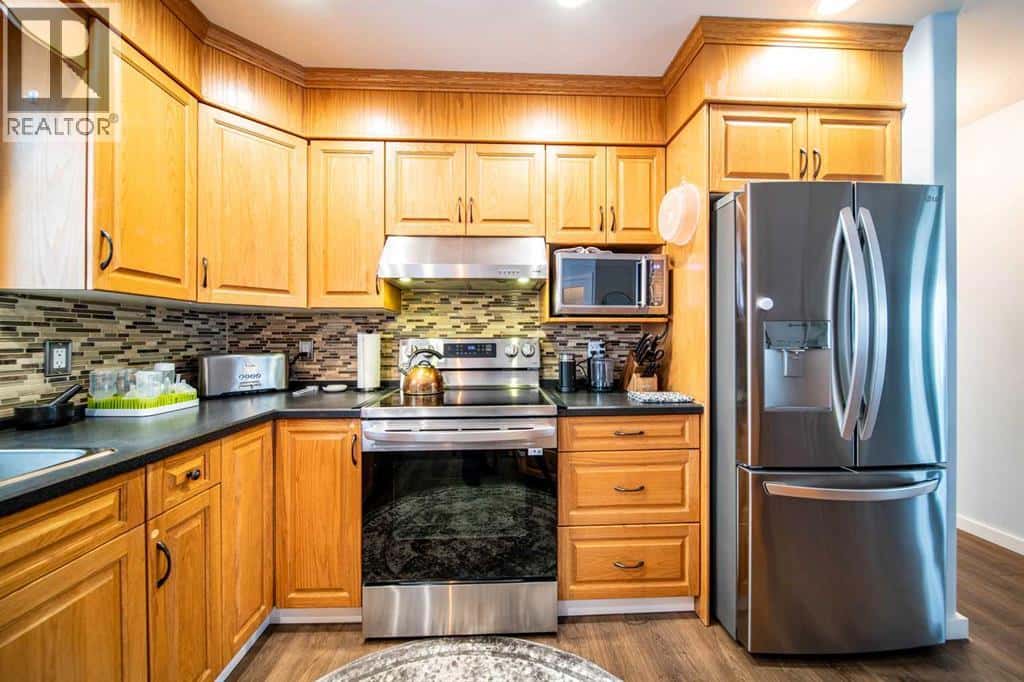 914 26 Street — Wainwright, Alberta - Photo 2 of 39