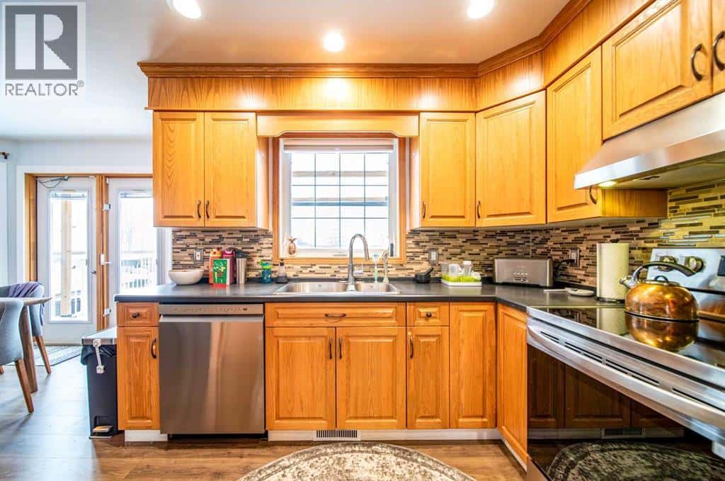 914 26 Street — Wainwright, Alberta - Photo 4 of 39