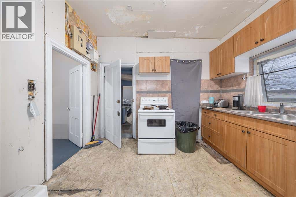 4 CLYDE STREET — Lambton Shores, Ontario - Photo 4 of 29