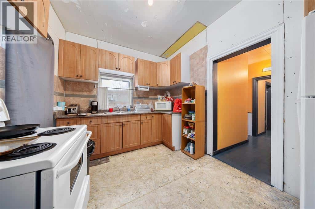 4 CLYDE STREET — Lambton Shores, Ontario - Photo 5 of 29