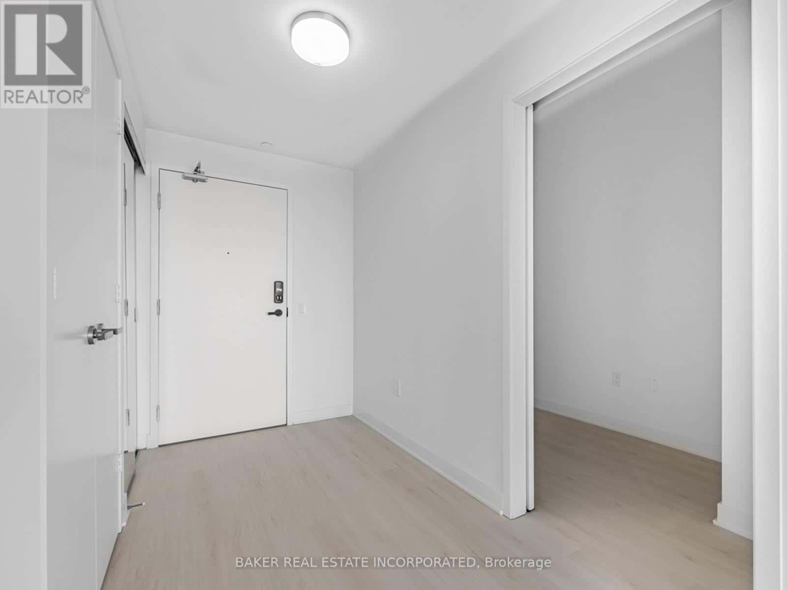 5806 - 3900 CONFEDERATION PARKWAY — Mississauga (City Centre), Ontario - Photo 2 of 17