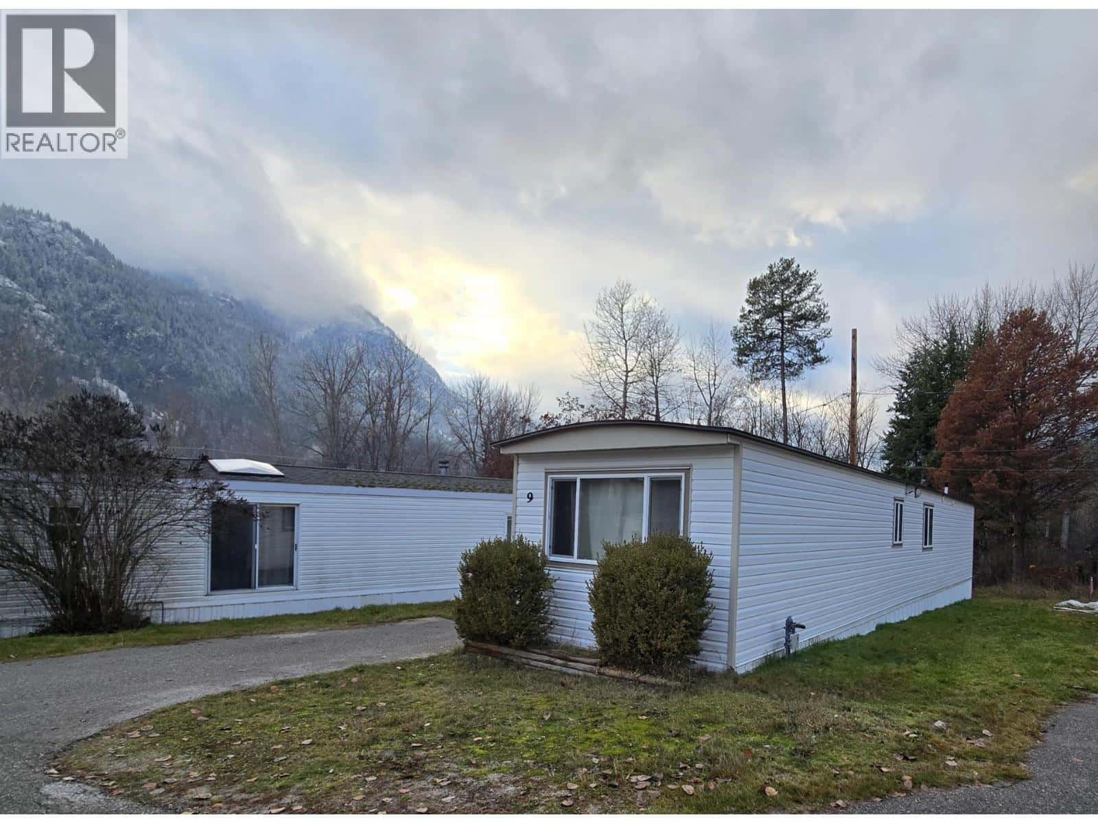 4029 Broadwater Road Unit# 9 — Robson, British Columbia - Photo 2 of 15