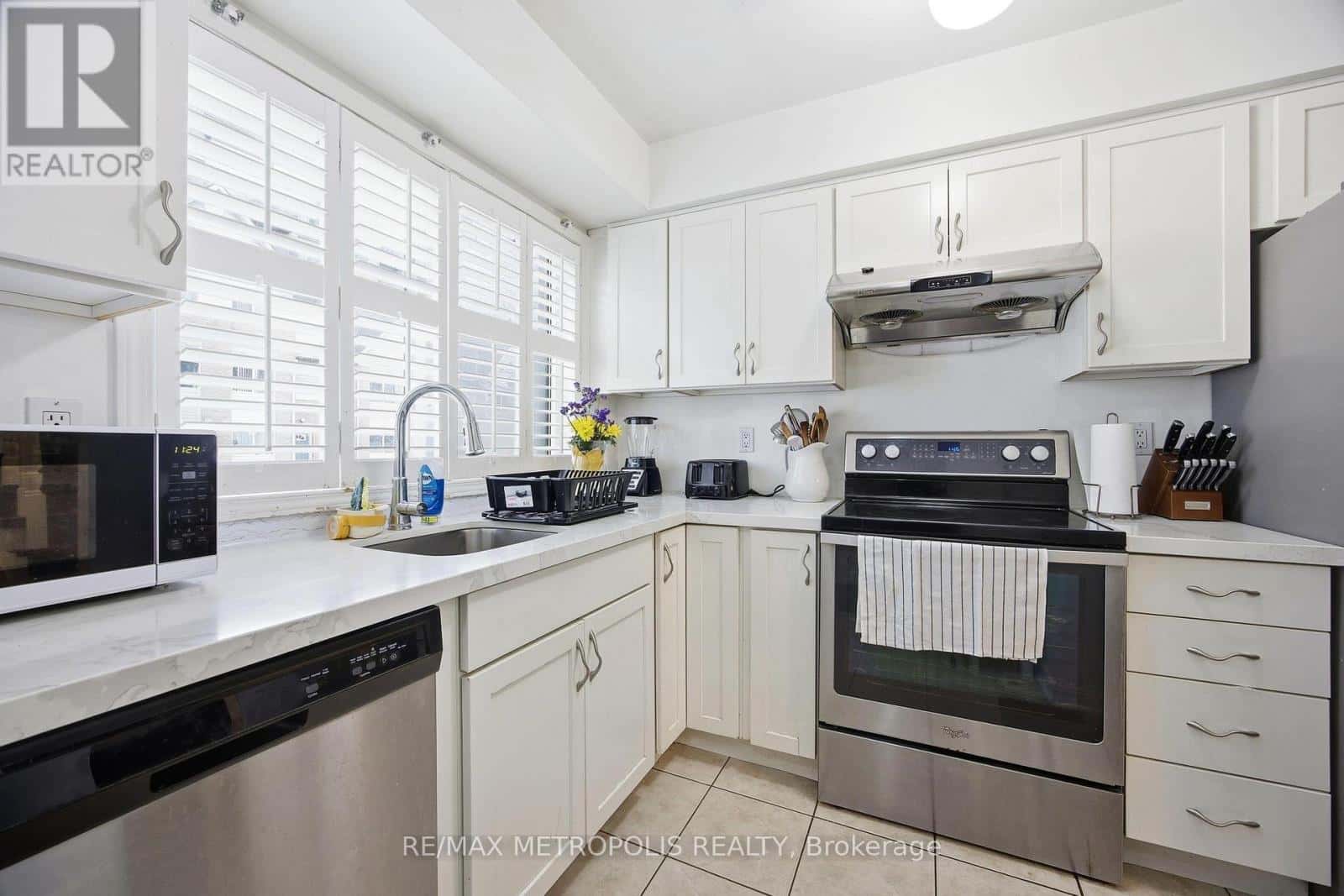 40 - 21 REPLIN ROAD — Toronto (Englemount-Lawrence), Ontario - Photo 3 of 25