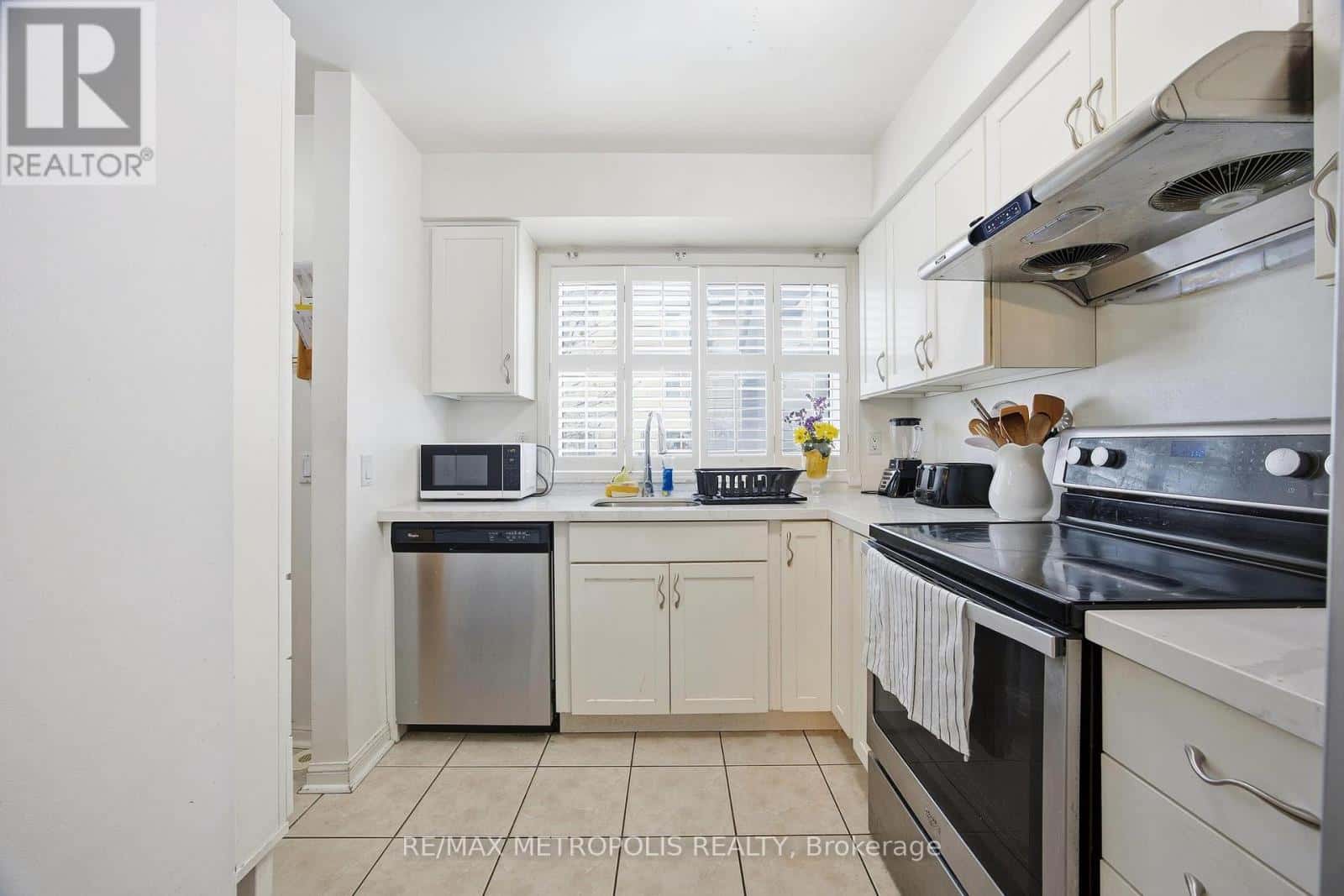 40 - 21 REPLIN ROAD — Toronto (Englemount-Lawrence), Ontario - Photo 4 of 25