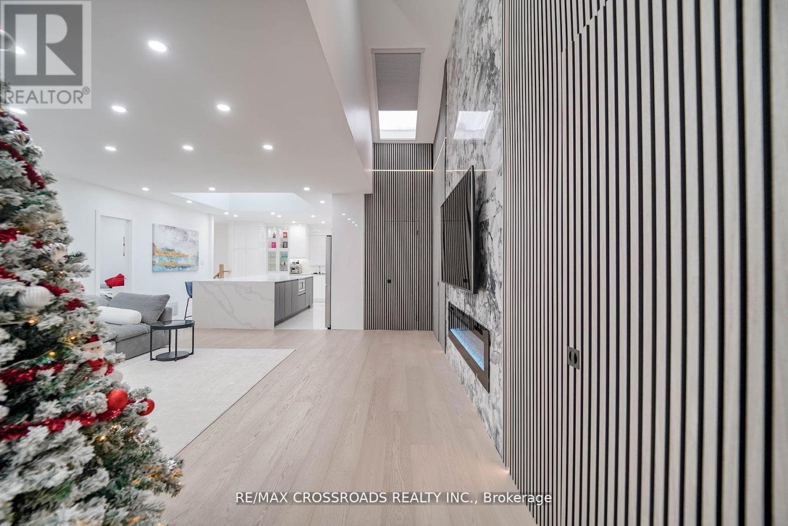 7118 YONGE STREET — Innisfil, Ontario - Main photo