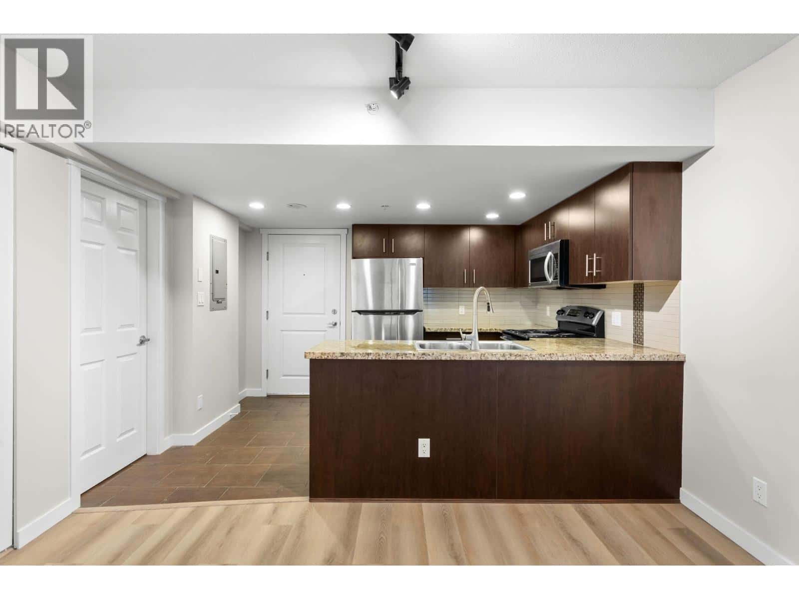 303 200 KEARY STREET — New Westminster, British Columbia - Photo 3 of 40