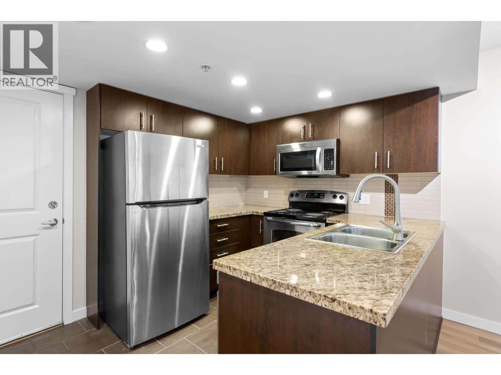 303 200 KEARY STREET — New Westminster, British Columbia - Photo 4 of 40