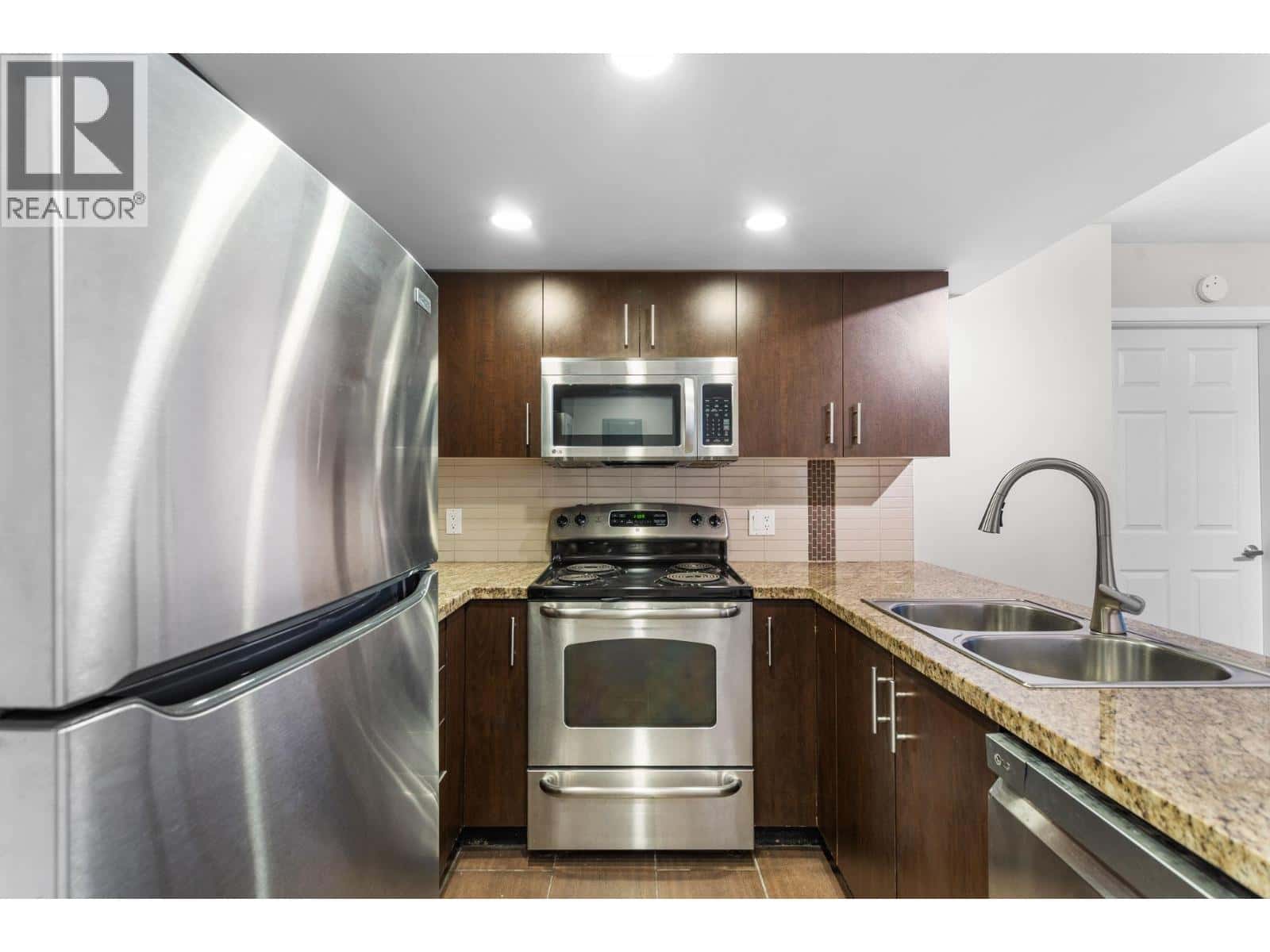 303 200 KEARY STREET — New Westminster, British Columbia - Photo 5 of 40