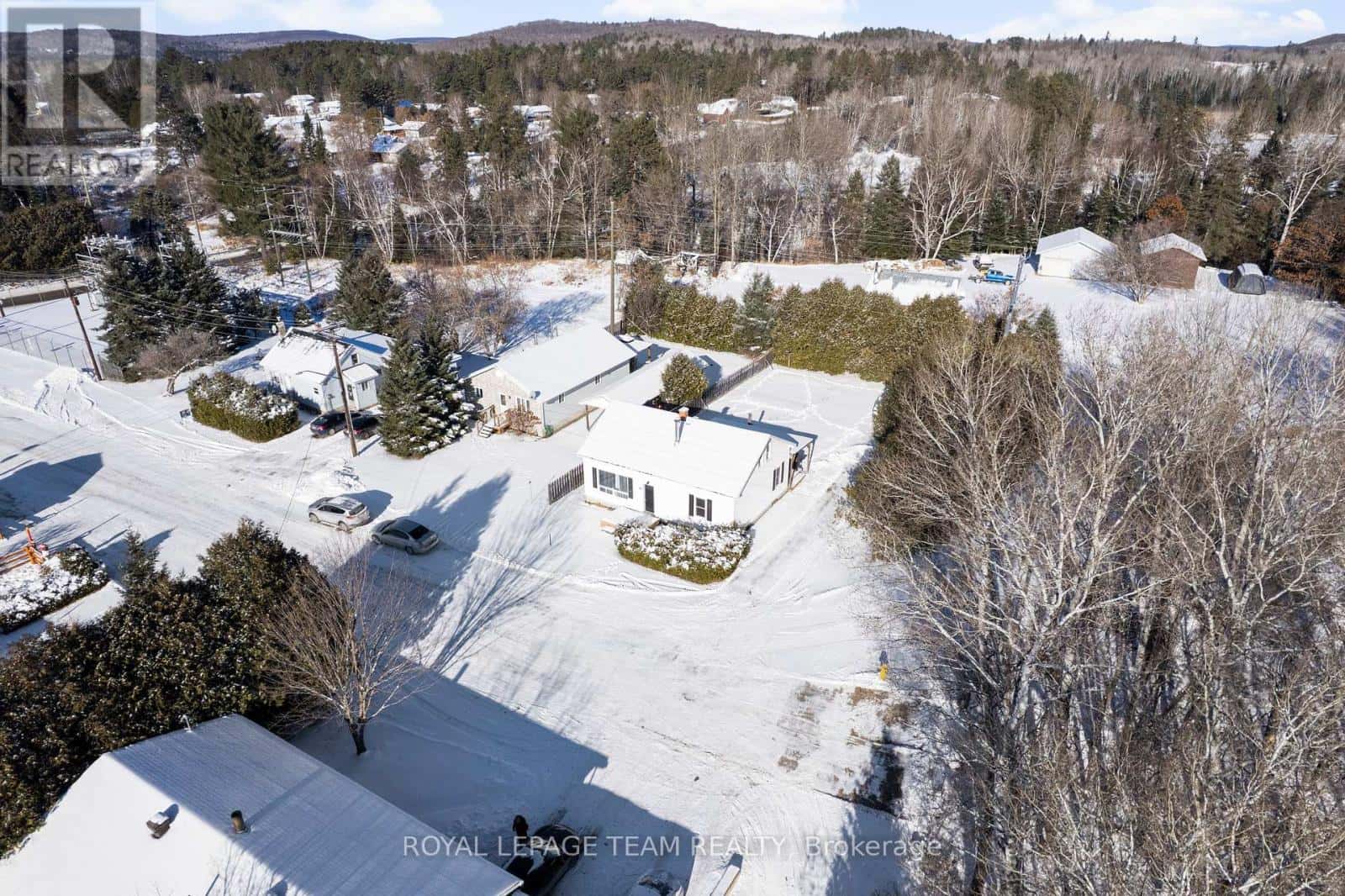 21 PHILIP STREET — Madawaska Valley, Ontario - Photo 5 of 37