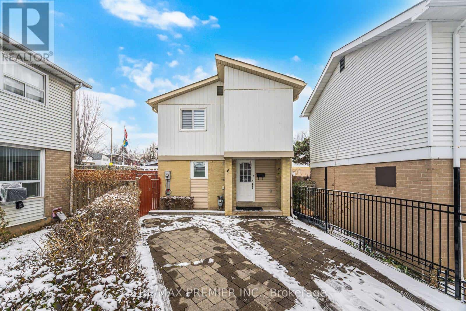 6 HOLLOWAY COURT — Brampton (Central Park), Ontario - Photo 2 of 40