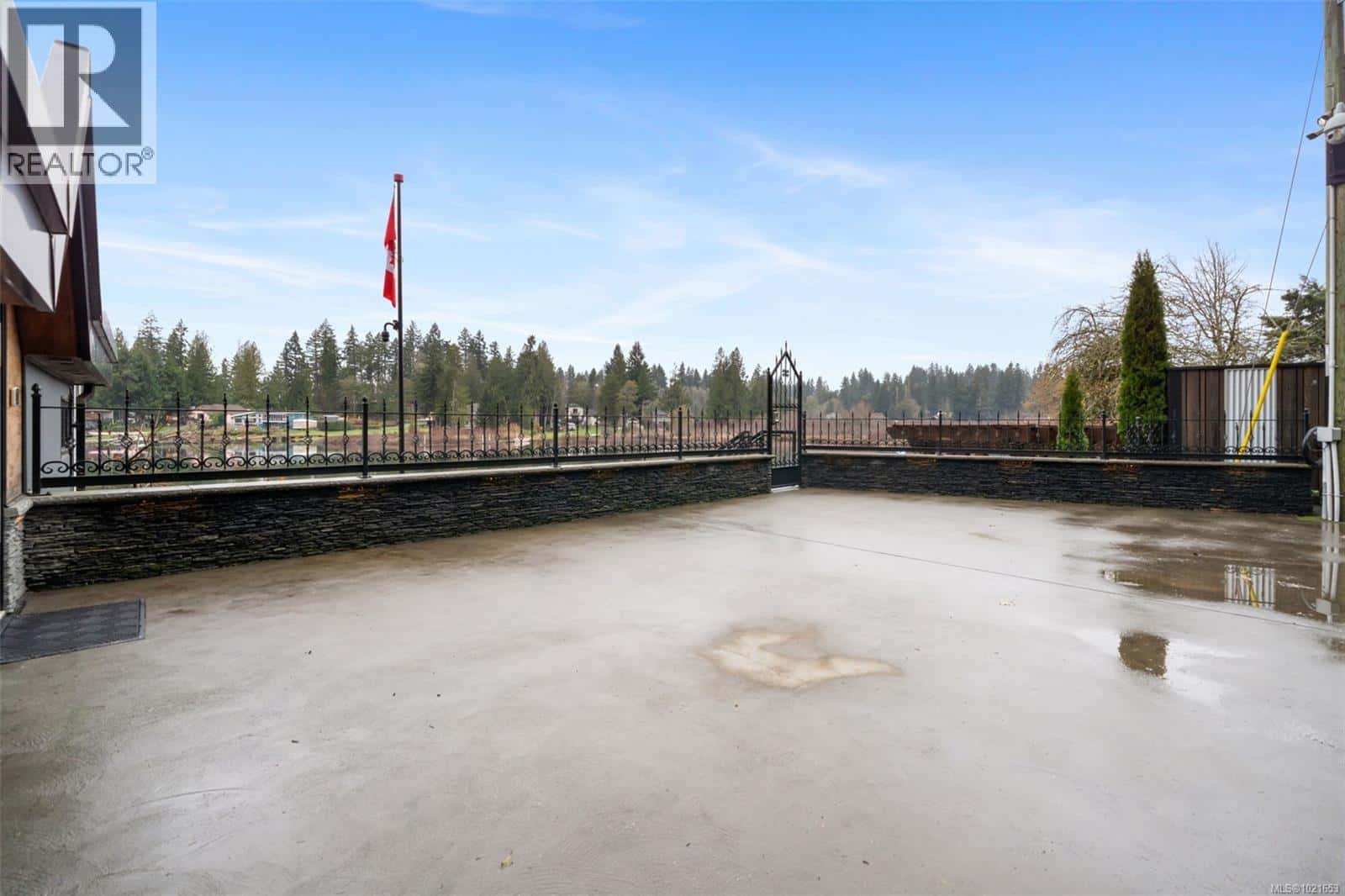 2386 Shawnigan Lake Rd — Shawnigan Lake, British Columbia - Photo 5 of 85