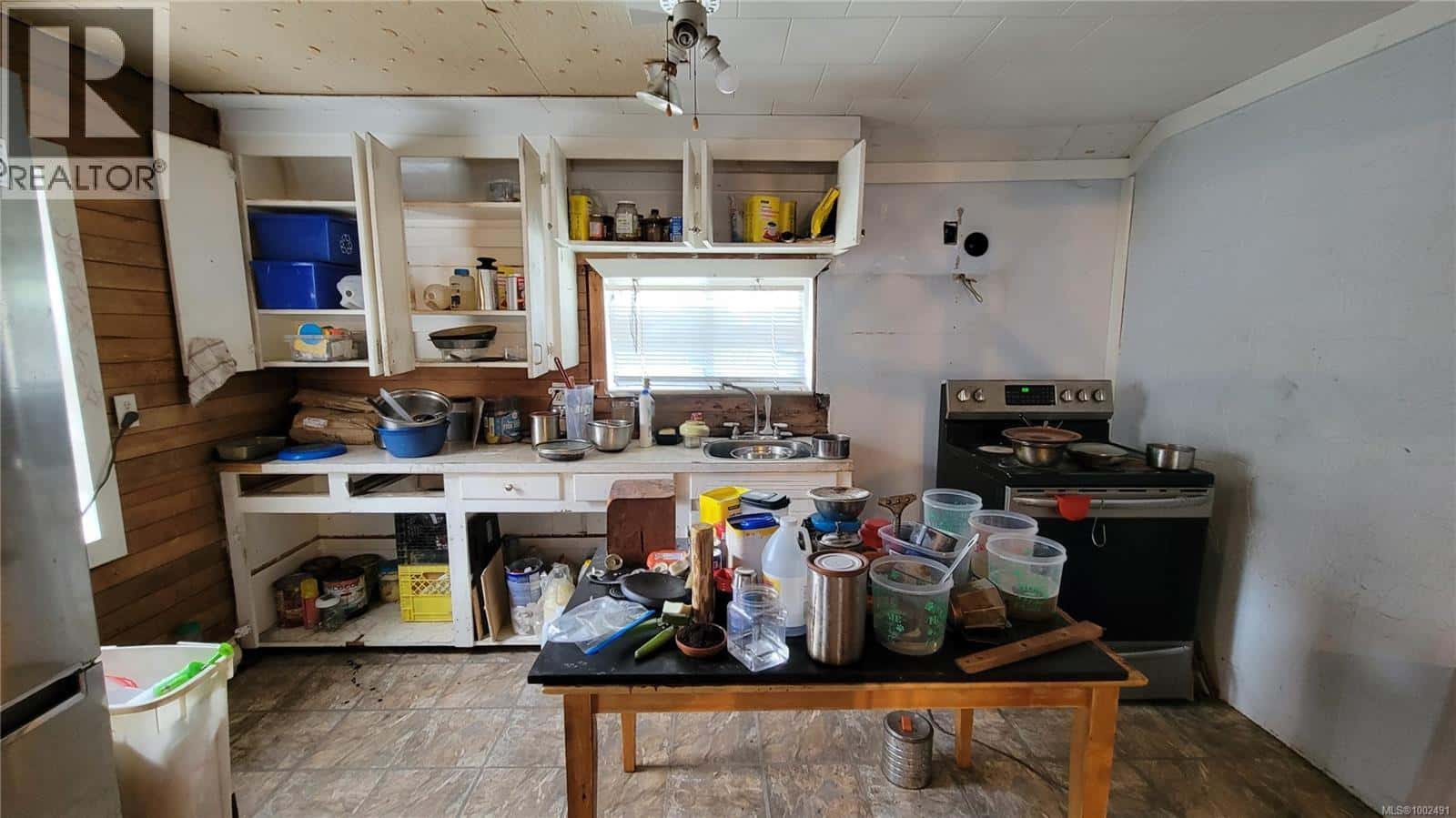 4915 Elizabeth St — Port Alberni, British Columbia - Photo 2 of 9