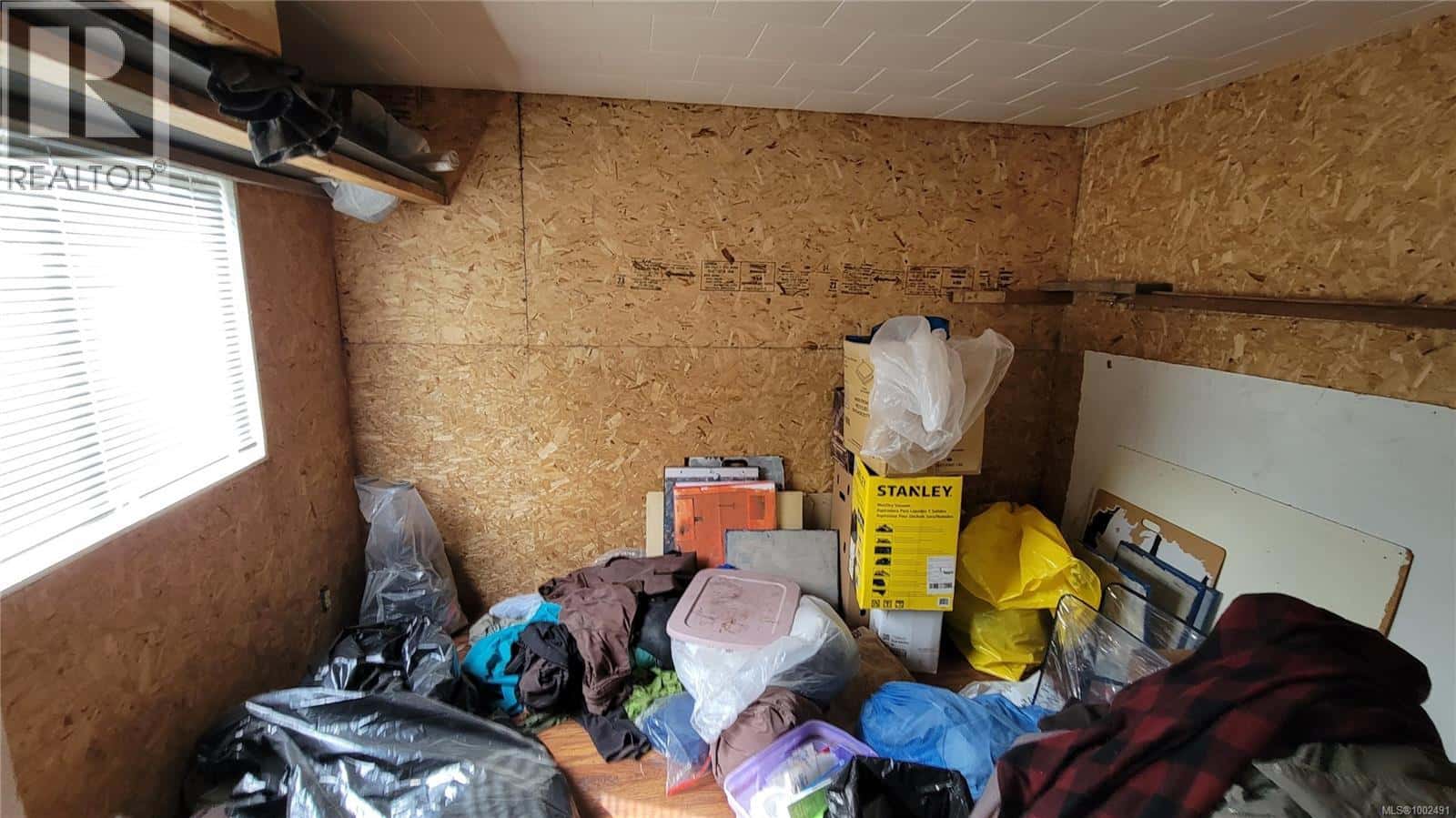 4915 Elizabeth St — Port Alberni, British Columbia - Photo 5 of 9