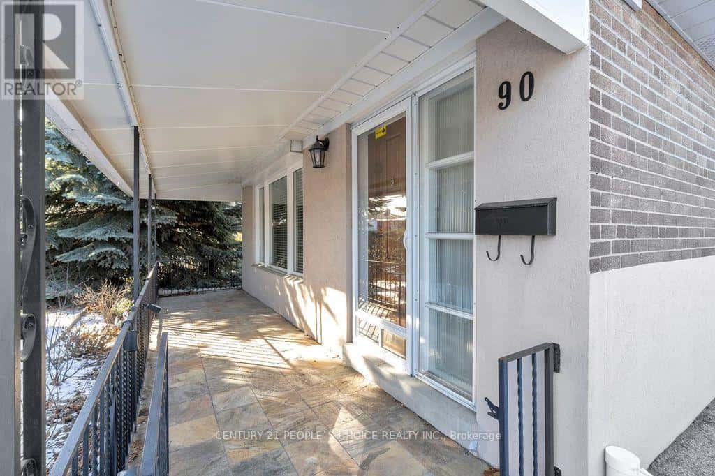 90 GOLDSBORO ROAD — Toronto (Humber Summit), Ontario - Photo 3 of 42