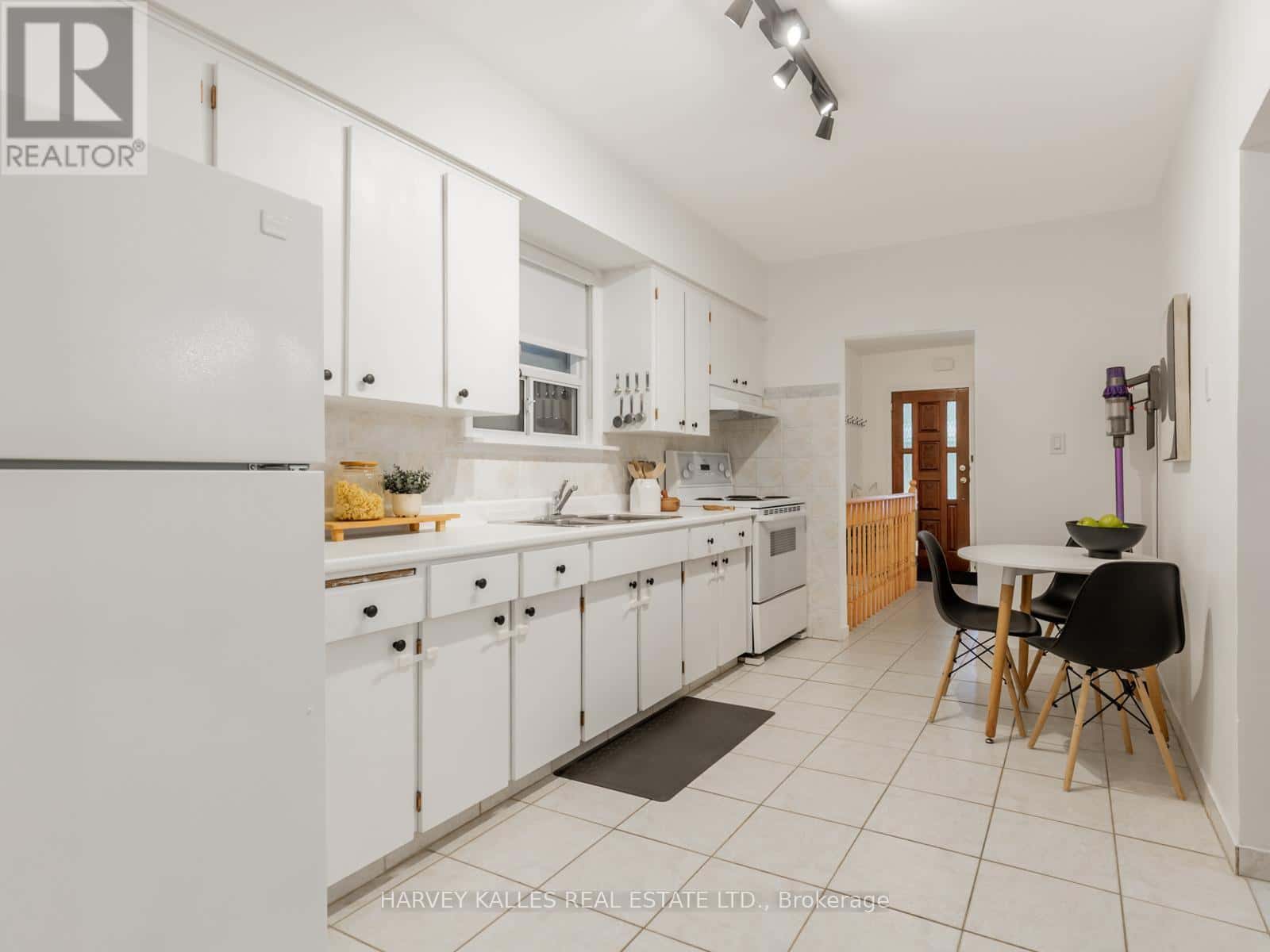 204 BELGRAVIA AVENUE — Toronto (Briar Hill-Belgravia), Ontario - Photo 5 of 33