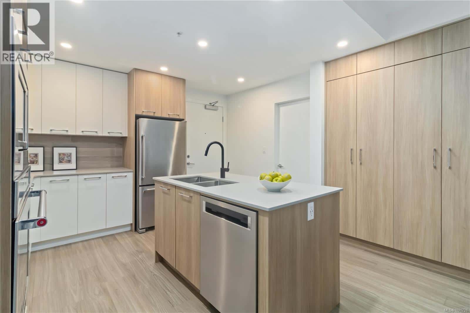 203 960 Reunion Ave — Langford, British Columbia - Photo 4 of 21