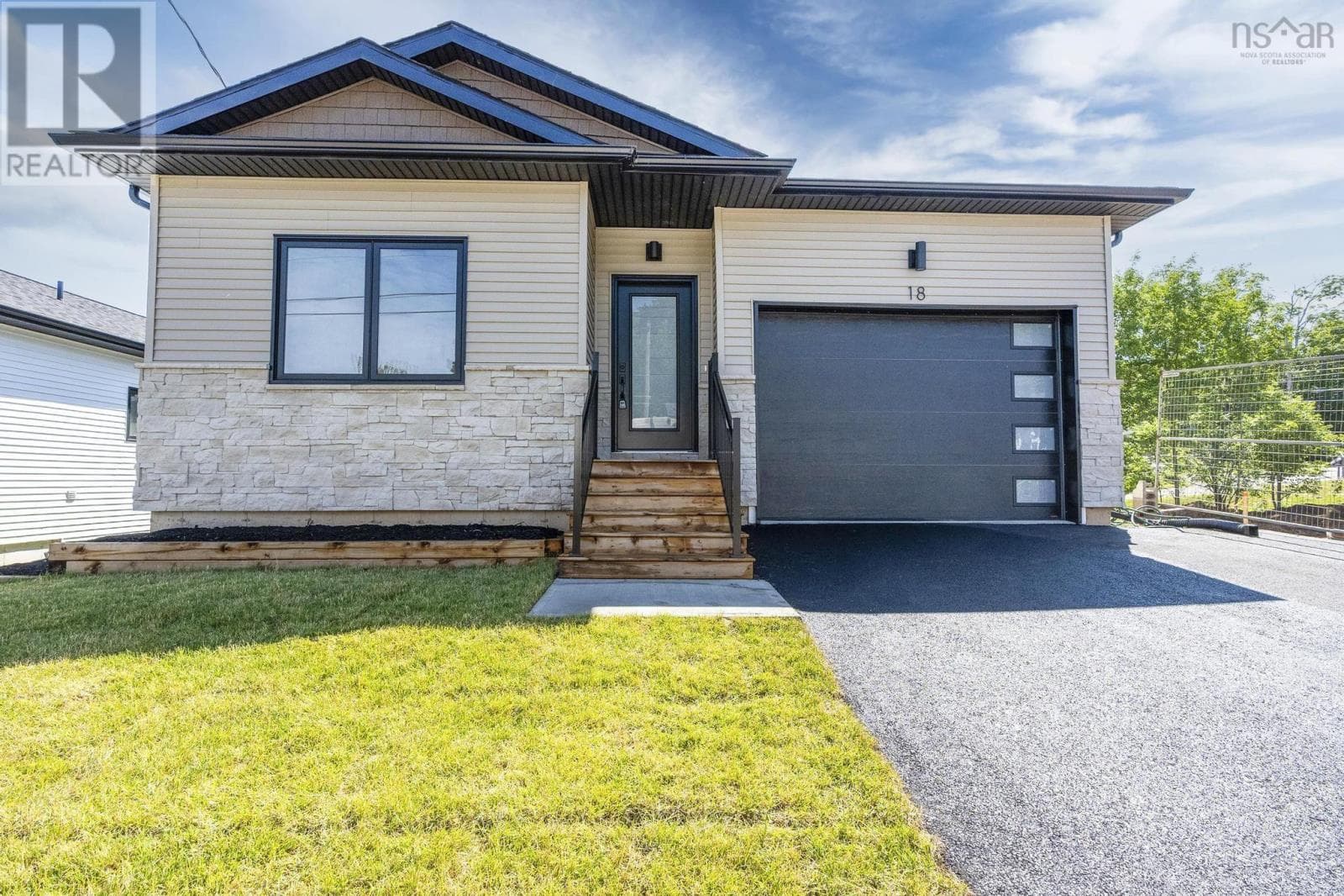 18 Whidden Avenue — Wolfville, Nova Scotia - Main photo