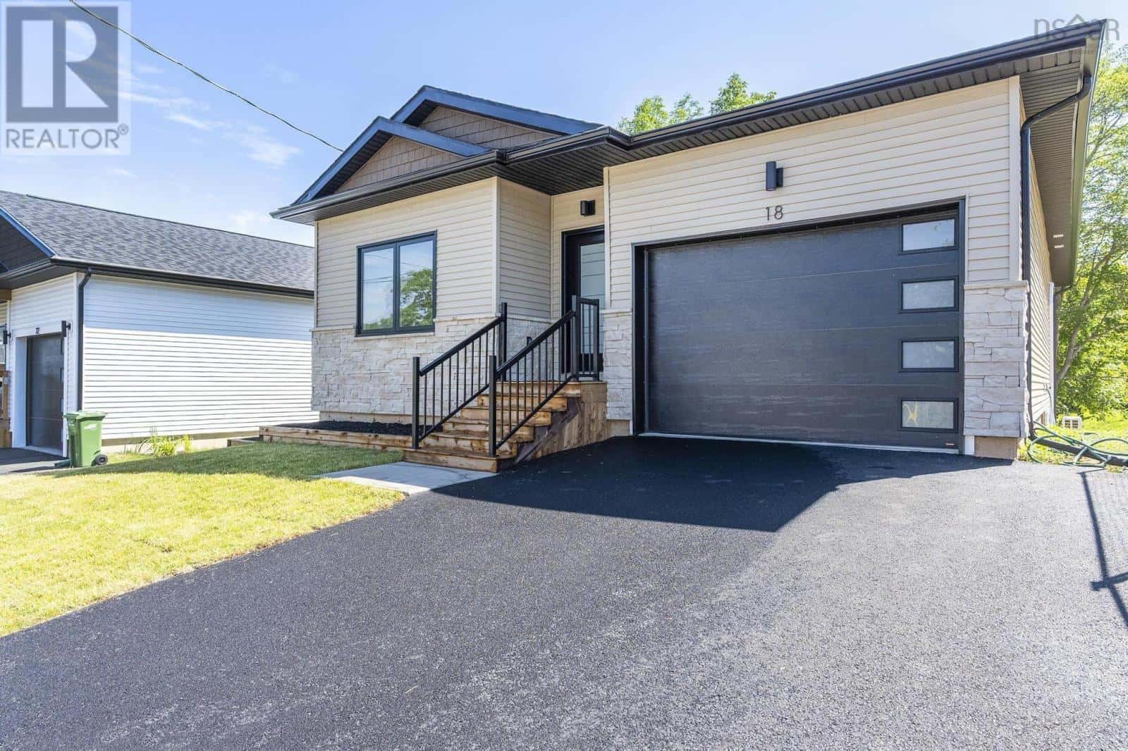 18 Whidden Avenue — Wolfville, Nova Scotia - Photo 2 of 32