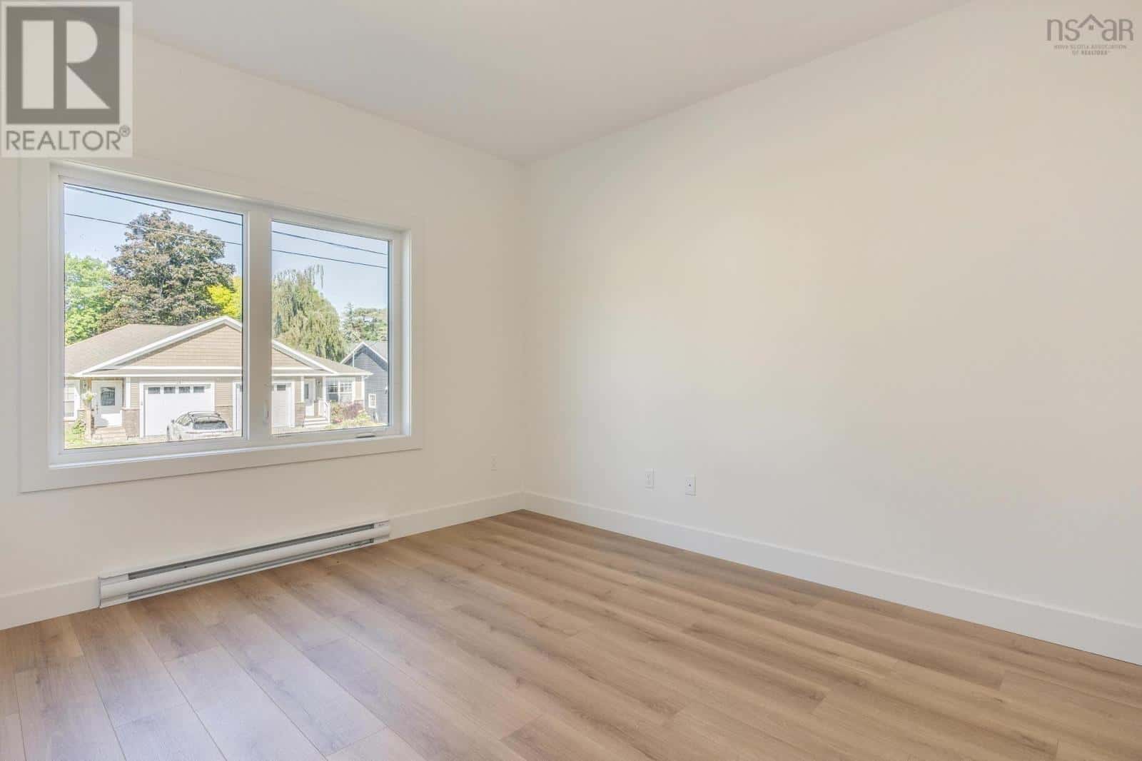 18 Whidden Avenue — Wolfville, Nova Scotia - Photo 4 of 32