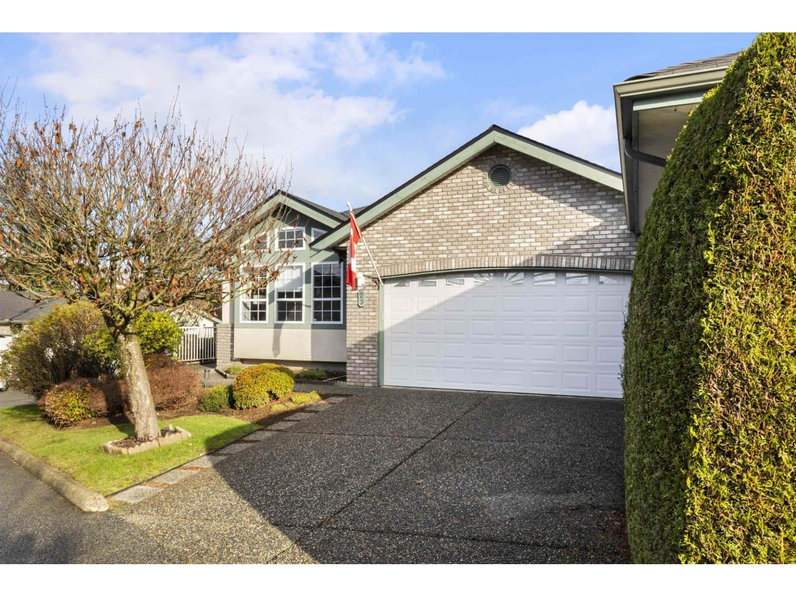 23 32777 CHILCOTIN DRIVE — Abbotsford, British Columbia - Photo 2 of 40