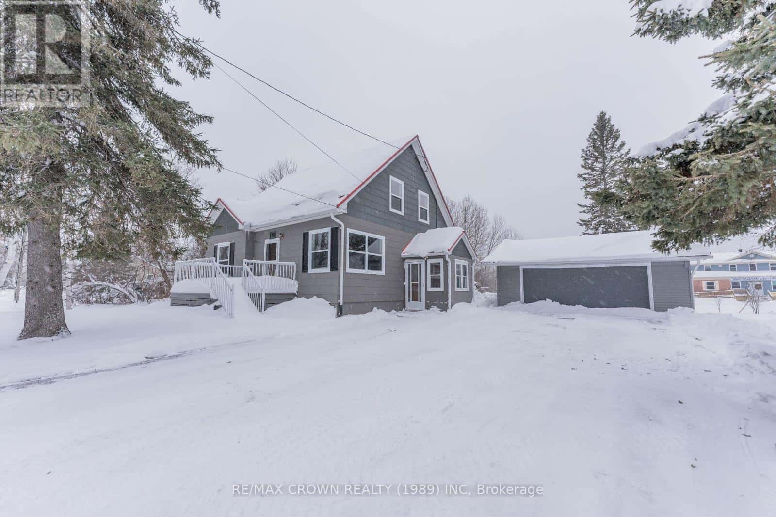 102 FIRST STREET — Smooth Rock Falls (SRF), Ontario - Photo 5 of 50