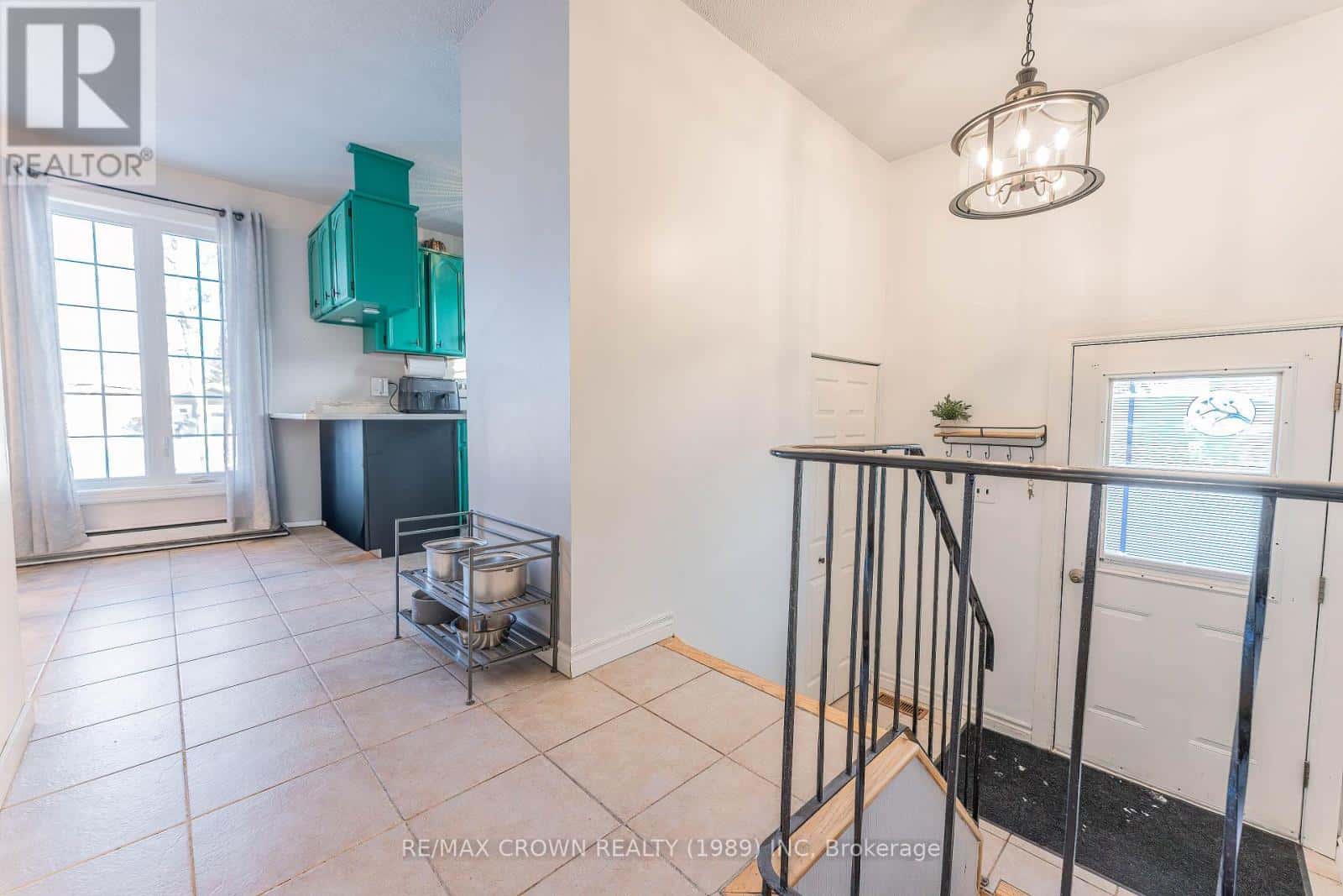 17 CHAMPLAIN CRESCENT — Kapuskasing, Ontario - Photo 2 of 50