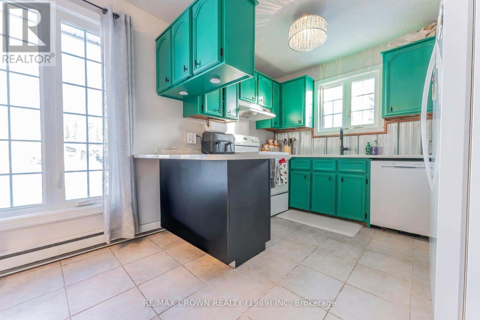 17 CHAMPLAIN CRESCENT — Kapuskasing, Ontario - Photo 3 of 50