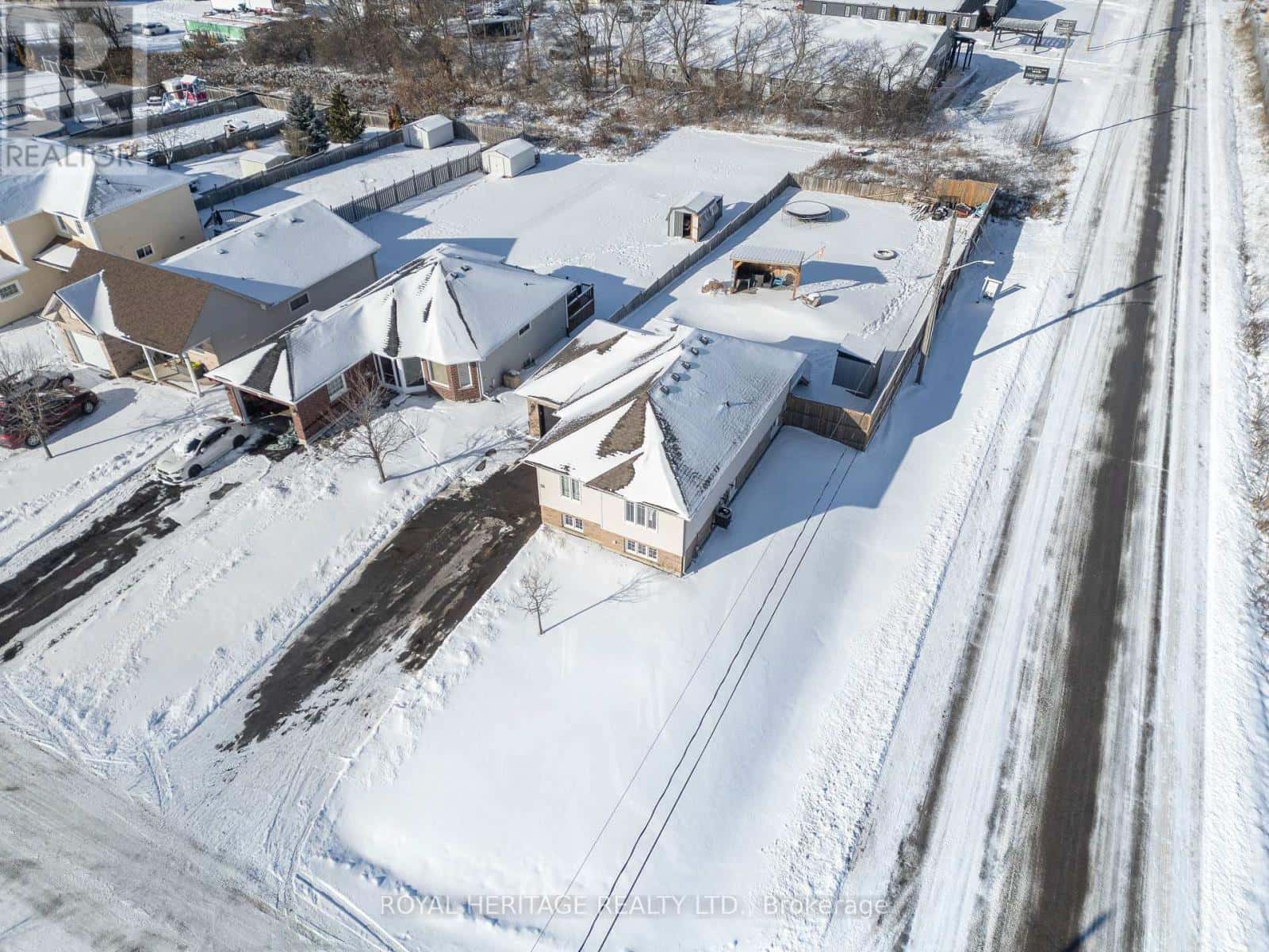 26 BEVERLY STREET — Kawartha Lakes (Lindsay), Ontario - Photo 2 of 33